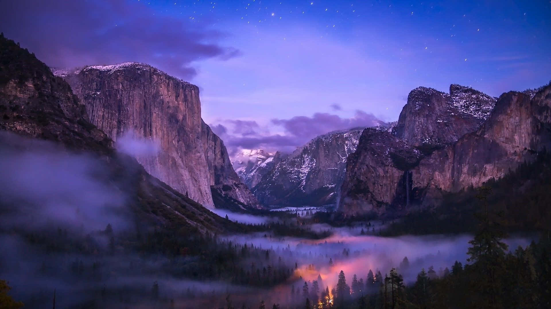 Yosemite National Park 桌布 壁紙 — 黃昏時分雄偉的山谷，霧氣繚繞的雲朵在繁星點點的紫色天空下閃耀。