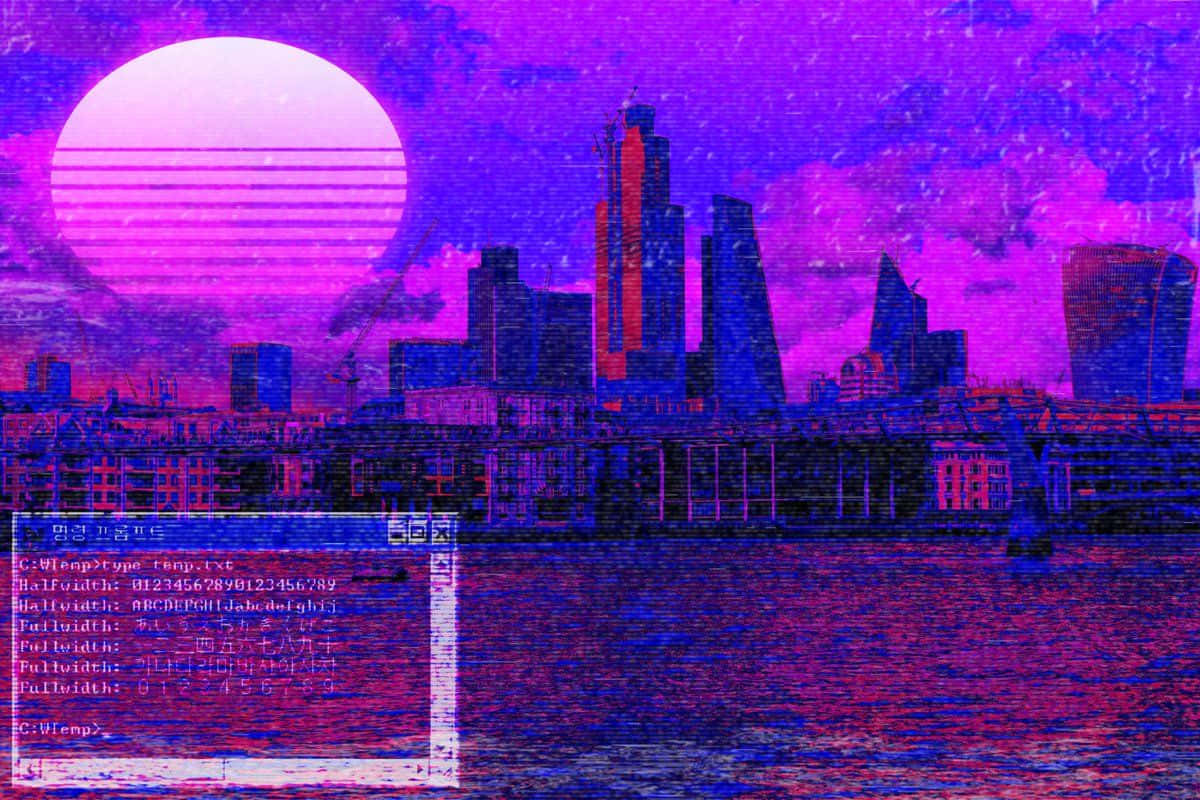 紫色美學 桌布 壁紙 — 黃昏時的故障風格復古未來城市景觀，帶有條紋粉紅色太陽和終端視窗疊加。