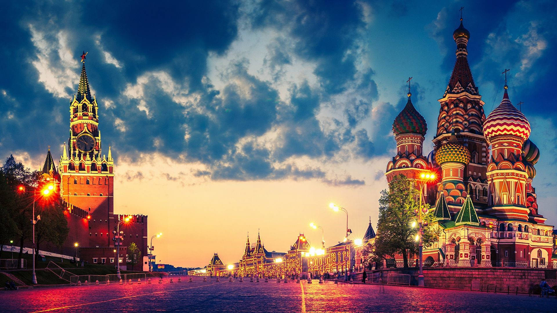 Moscow 桌布 壁紙 — 黃昏時的紅場，聖瓦西里大教堂和斯帕斯卡亞塔在戲劇性的雲層下閃耀。