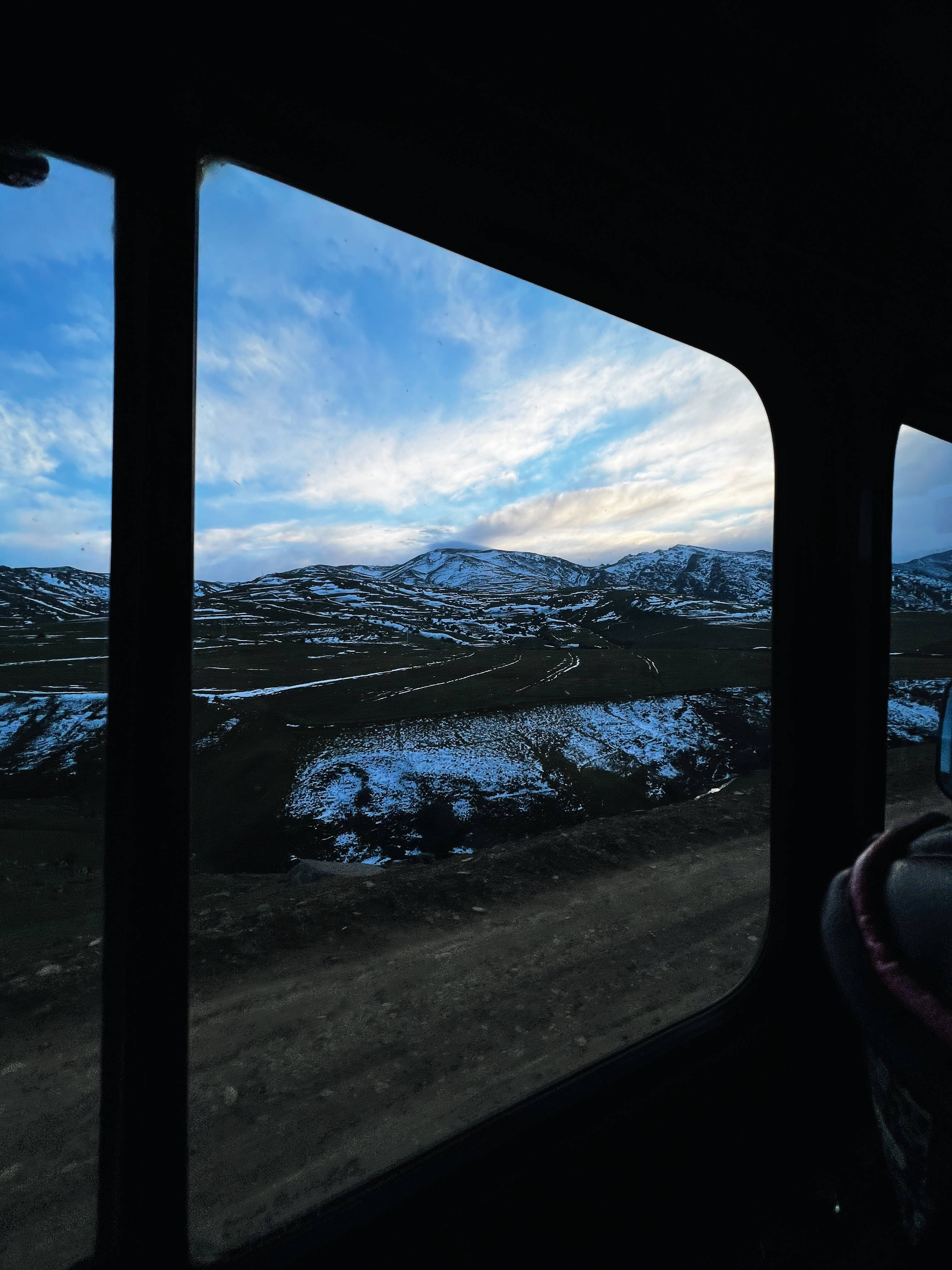 Azerbaijan 桌布 壁紙 — 黃昏時透過車窗看到的積雪山脈和蜿蜒道路。