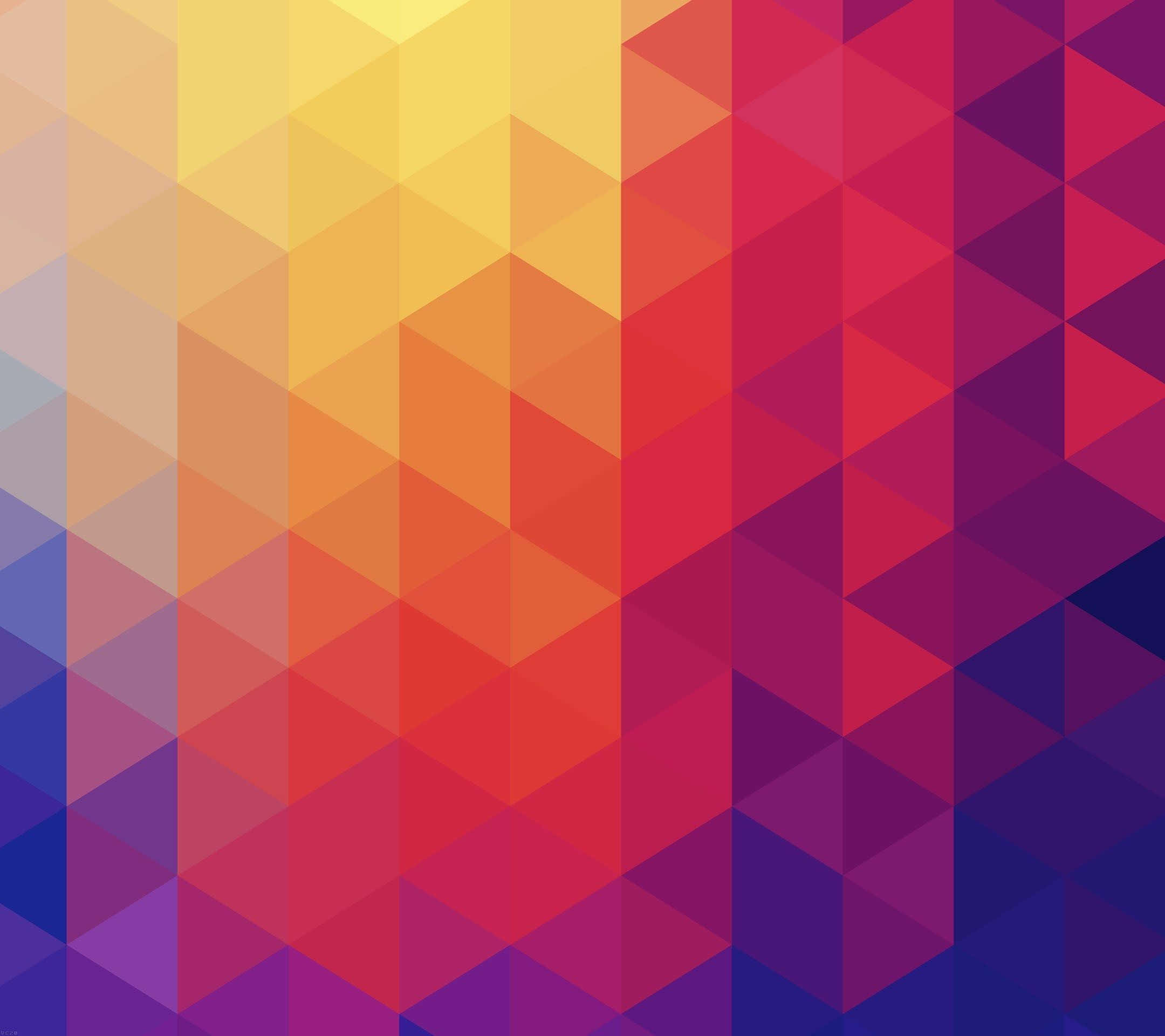 Polygon 桌布 壁紙 — 黃色、橙色、紅色和紫色三角形形成充滿活力的漸變，構成色彩繽紛的抽象幾何圖案。