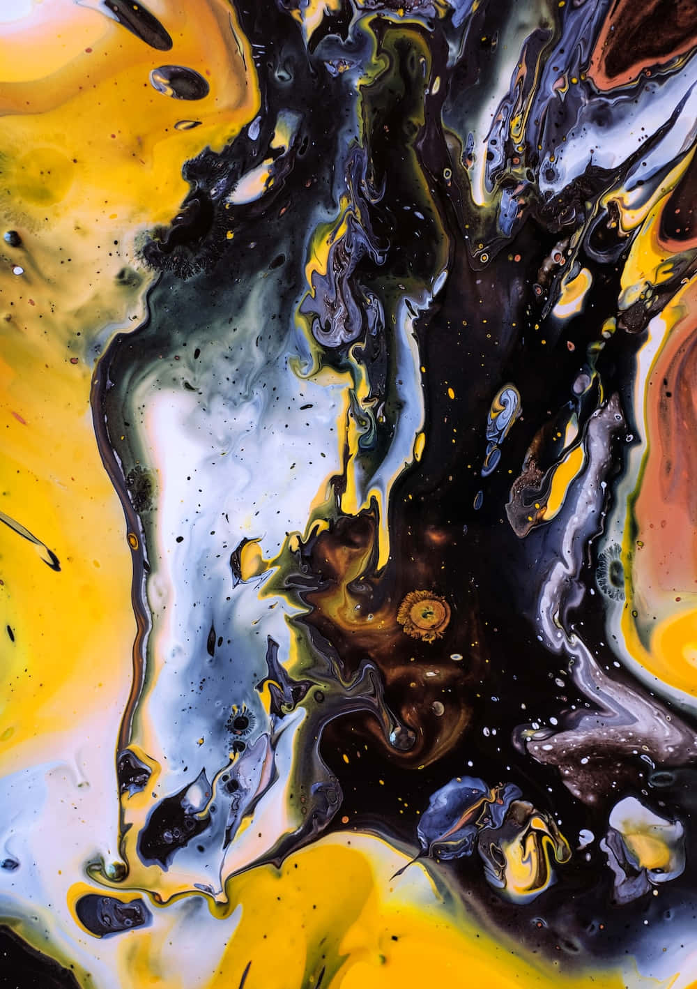 Visual Art 桌布 壁紙 — 黃色、黑色和白色油漆的鮮豔抽象漩渦在畫布上動態流動，創造出宇宙般的色彩爆炸。