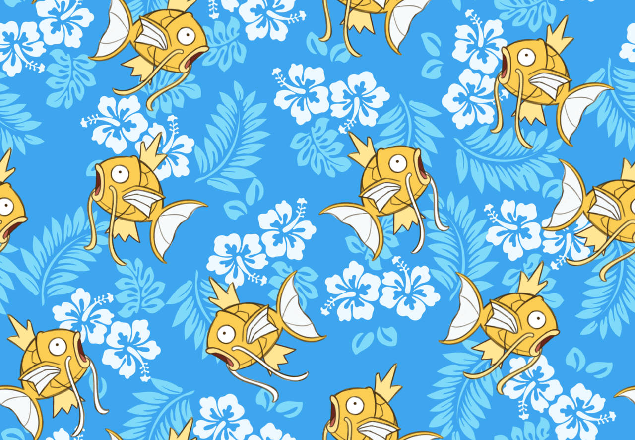 Magikarp 桌布 壁紙 — 黃色卡通金魚，白色魚鰭，在明亮的藍色背景上，於白色木槿花和藍色葉子之間游動。