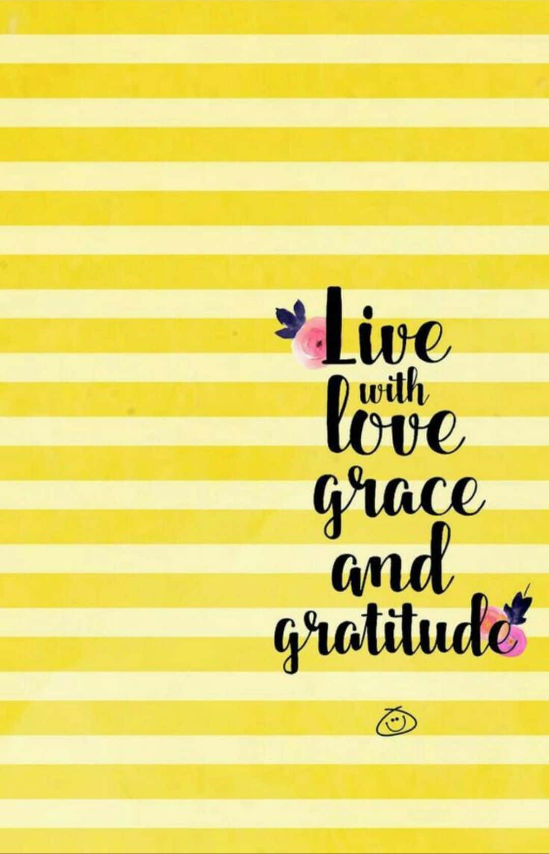 Gratitude 桌布 壁紙 — 黃色和奶油色的水平條紋框住了優雅的黑色字體，上面寫著「以愛、優雅和感恩生活」，並以粉紅色的花朵和蝴蝶點綴。