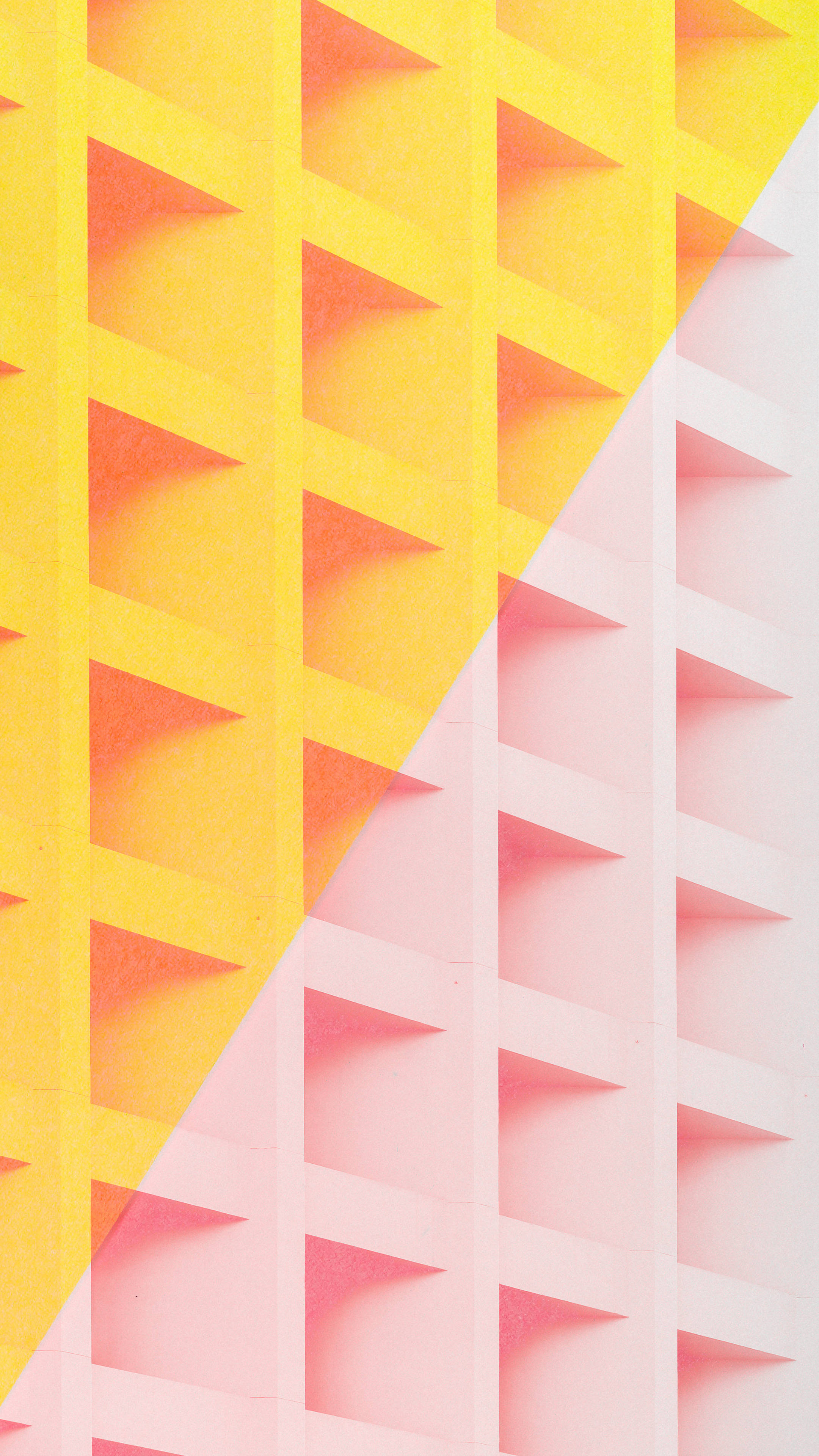 Pastel Minimalist 桌布 壁紙 — 黃色和粉紅色三角形凹陷的鮮豔幾何圖案在整個畫面中形成大膽的對角線分割。