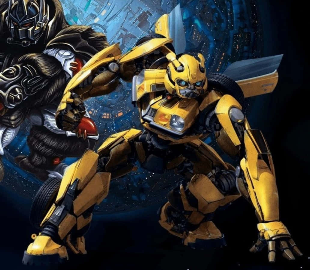 變形金剛 桌布 壁紙 — 黃色機器人Bumblebee以戰鬥姿態對抗黑暗機器人，背景為城市景觀。