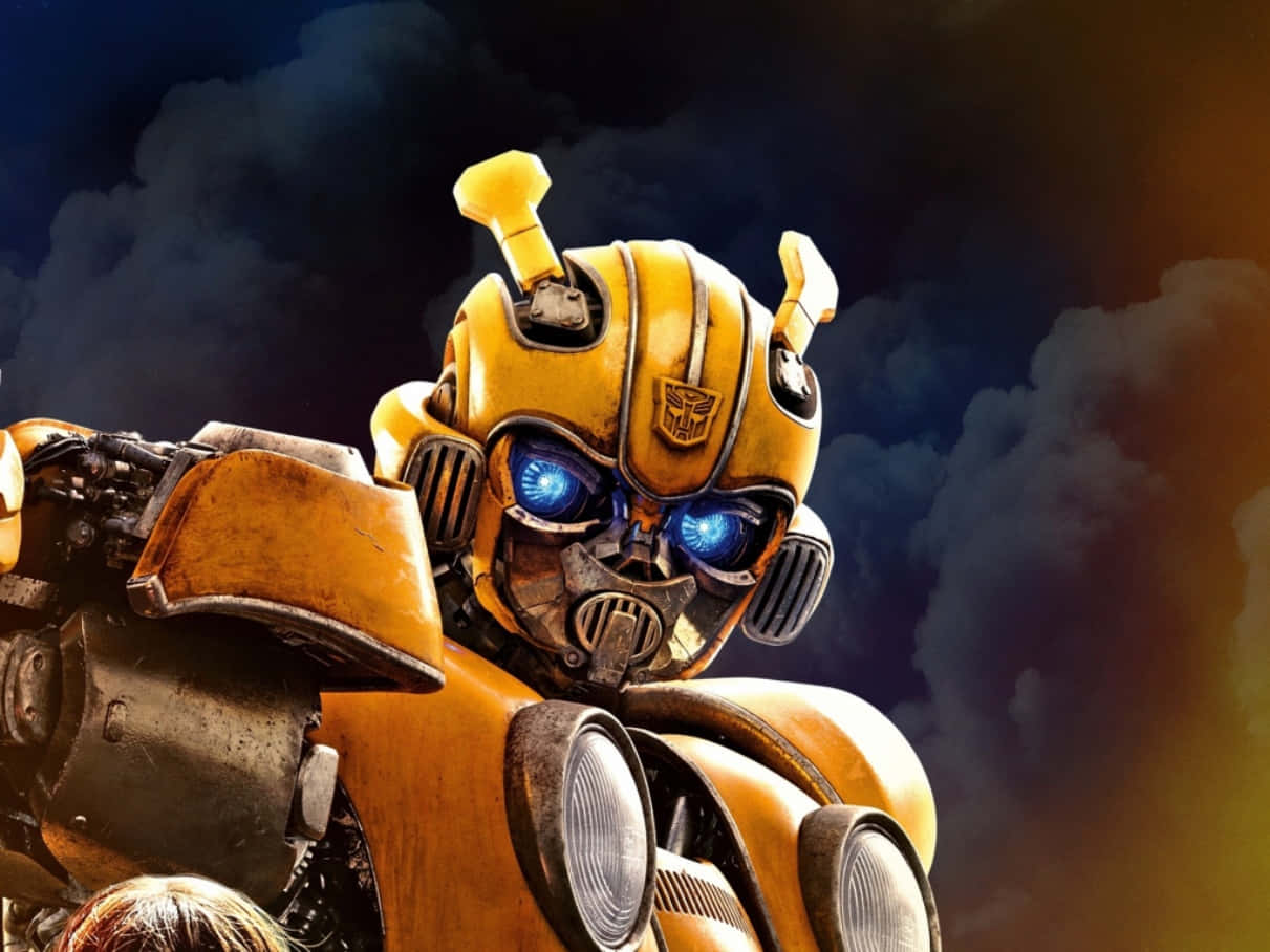 Bumblebee 桌布 壁紙 — 黃色機器人Bumblebee的特寫，藍色發光眼睛，背景是黑暗多雲的天空。