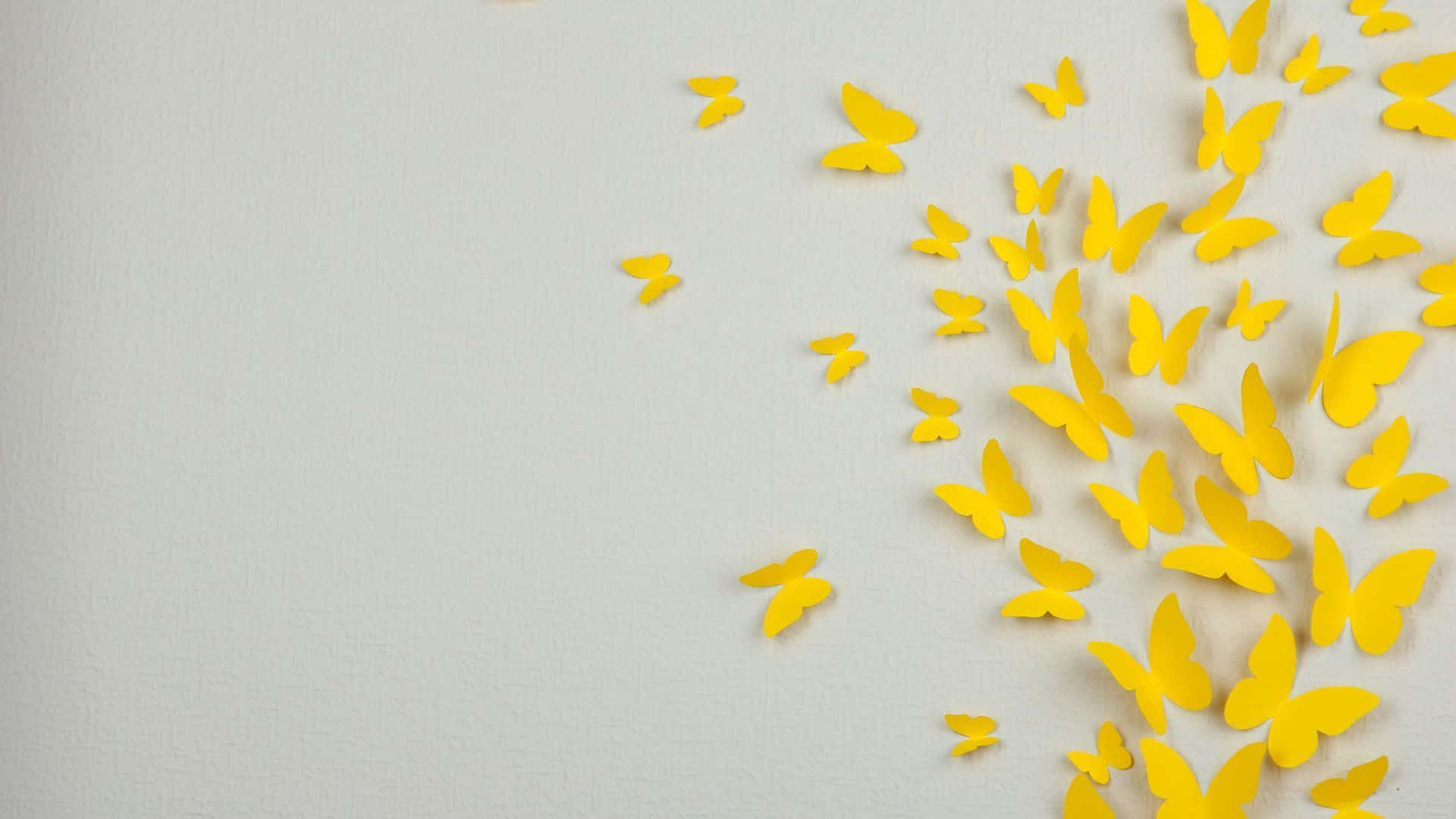 Butterflies 桌布 壁紙 — 黃色紙蝴蝶對角漂浮在帶有紋理的米白色牆壁上，營造出歡快的極簡裝飾。