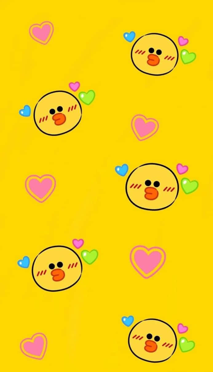 Line Friends Sally Holding Heart Balloons 壁紙 — 黃色背景，重複的卡通小雞被粉紅色、藍色和綠色的心形包圍。