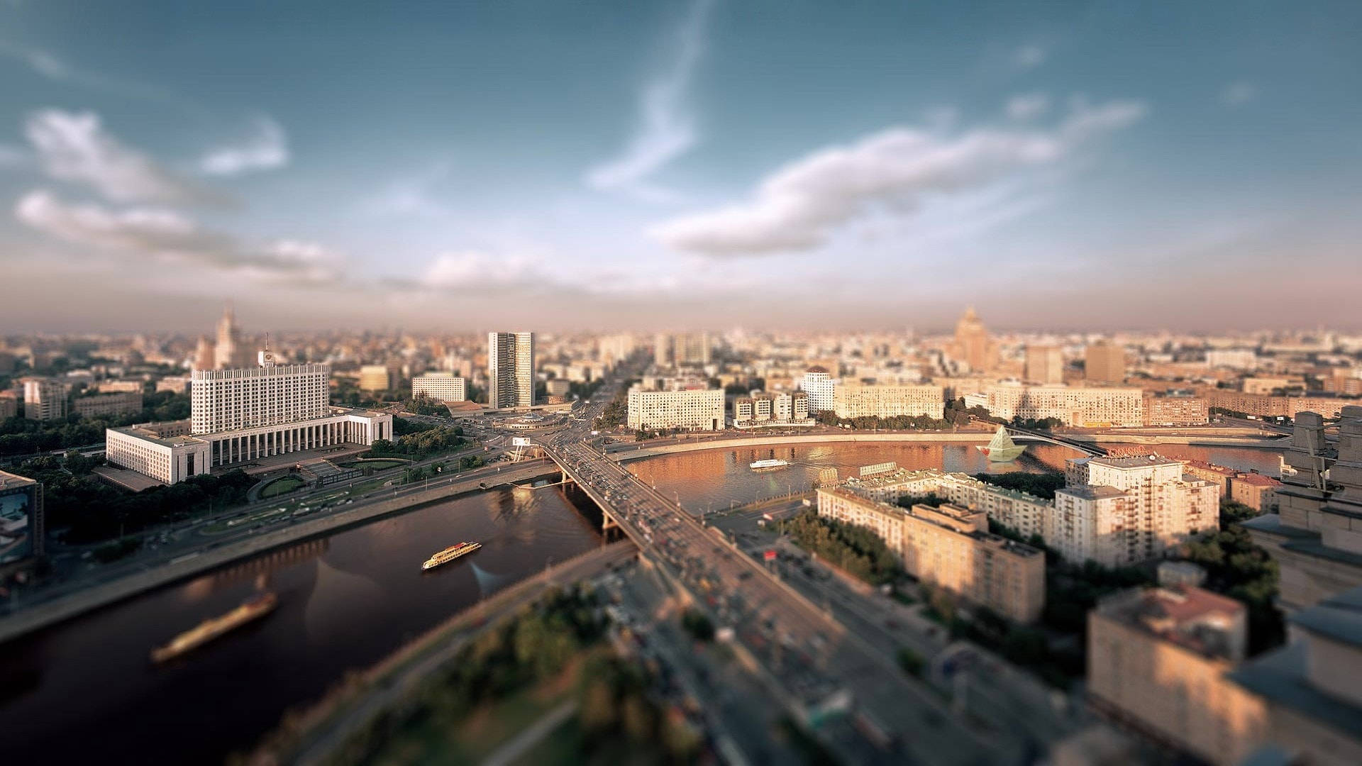 Moscow 桌布 壁紙 — 黃金時分廣闊城市景觀的鳥瞰圖，河流蜿蜒穿過城市建築，橋樑車水馬龍。