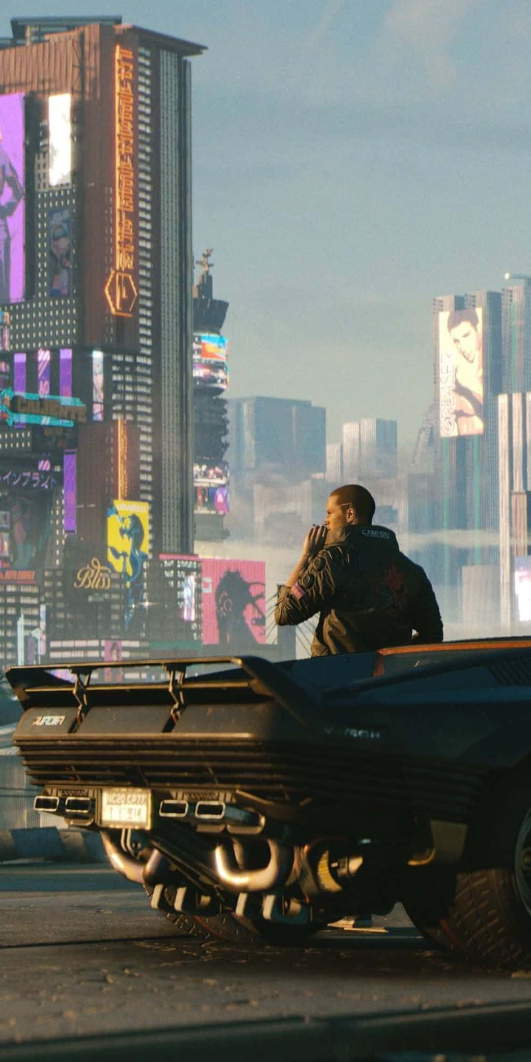 Pixel 3 Cyberpunk 2077 桌布 壁紙 — 黎明時分，一個孤獨的男人站在一輛未來感十足的車輛上，身處霓虹燈閃爍的賽博龐克城市景觀中。