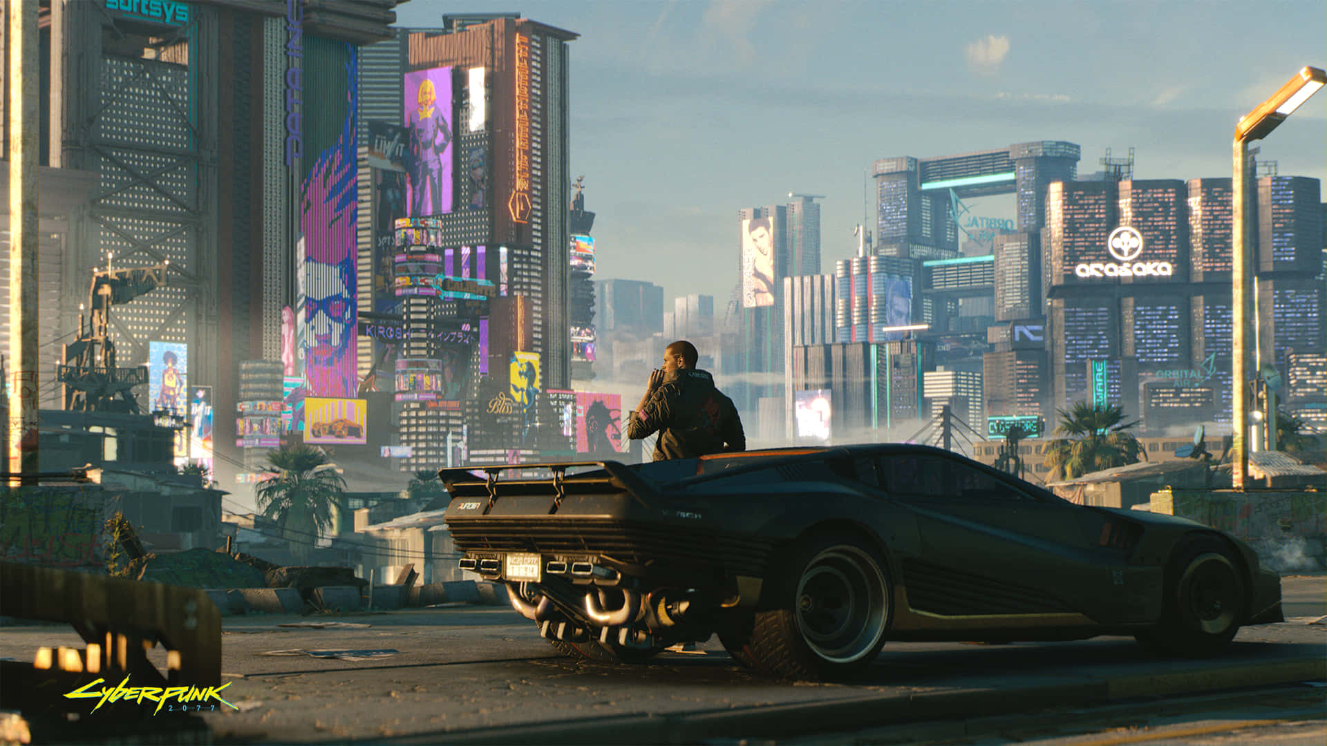 Cyberpunk Night City 桌布 壁紙 — 黎明時分，一個孤獨的身影站在一輛時尚的黑色跑車頂上，背景是霓虹燈閃爍的賽博龐克城市景觀。