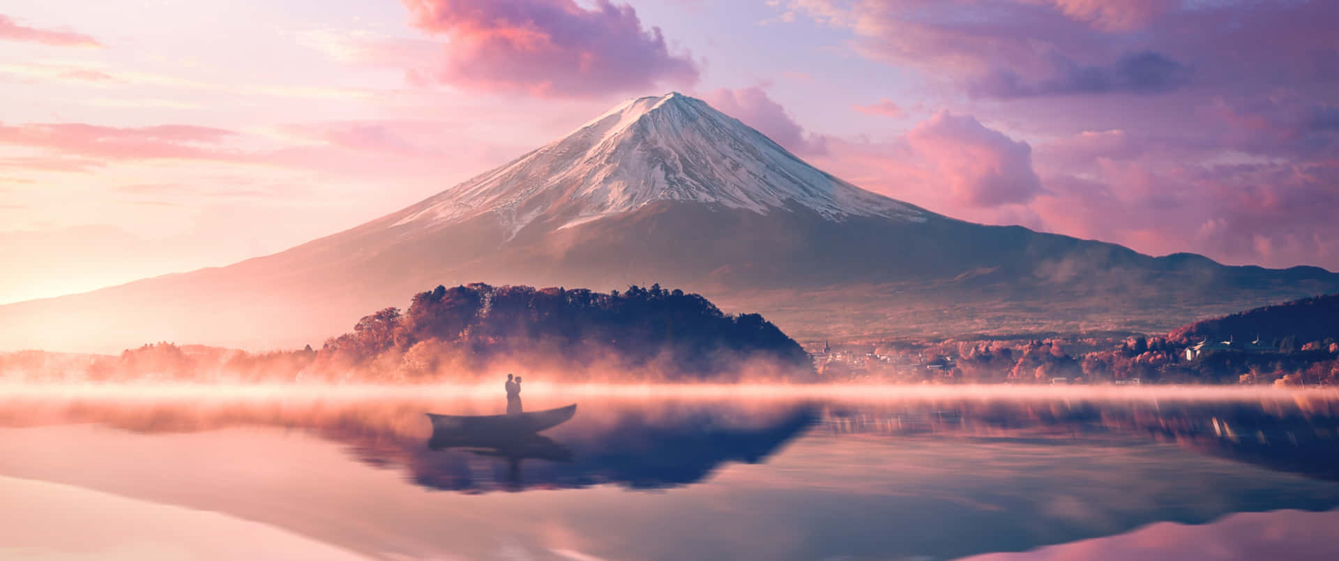 富士山 桌布 壁紙 — 黎明時分，一個孤獨的身影站在霧氣瀰漫的湖中小船上，粉紅與紫色的天空下，積雪的富士山倒映在平靜的水面上。