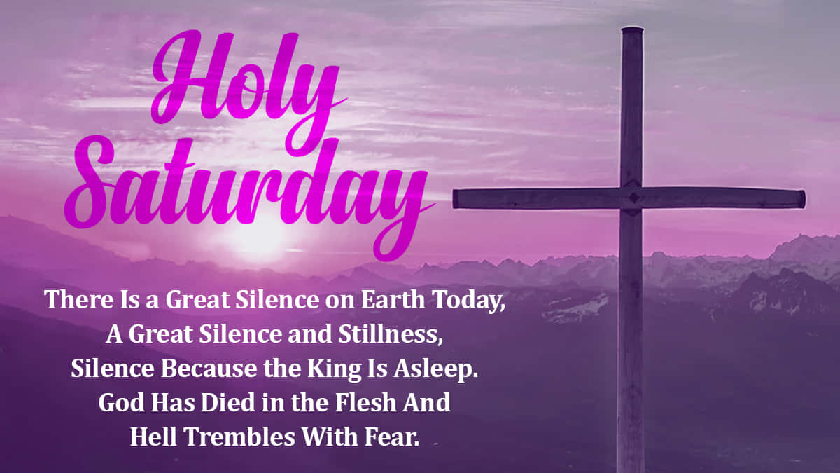 Holy Saturday 桌布 壁紙 — 黎明時分，一個木製十字架矗立在紫色山脈前，發光的文字宣告著聖週六，以及對沉默與復活的詩意反思。