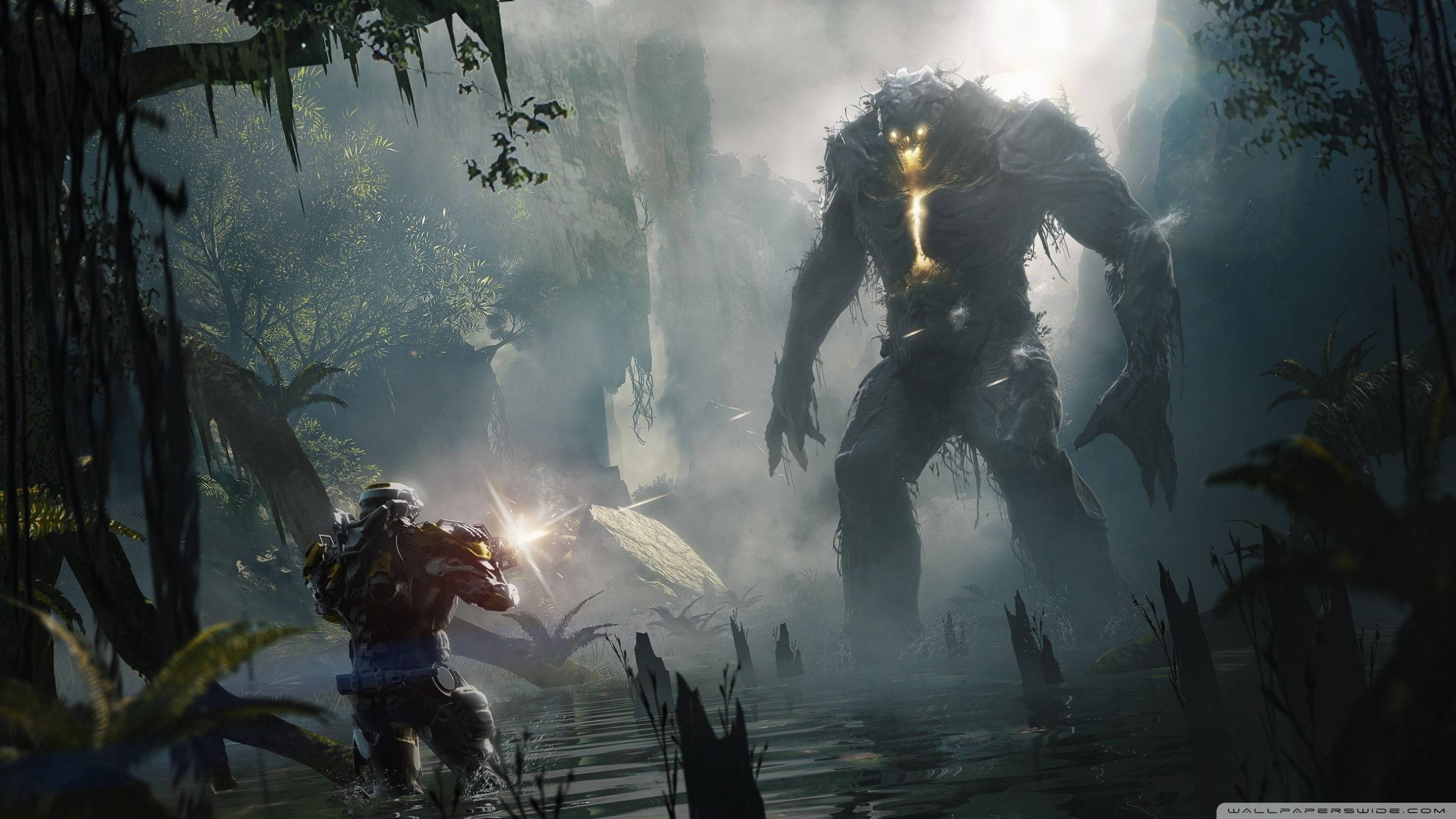 Anthem 桌布 壁紙 — 黎明時分，一名孤獨的裝甲戰士在霧氣瀰漫的沼澤中面對一個高聳發光的叢林怪物。
