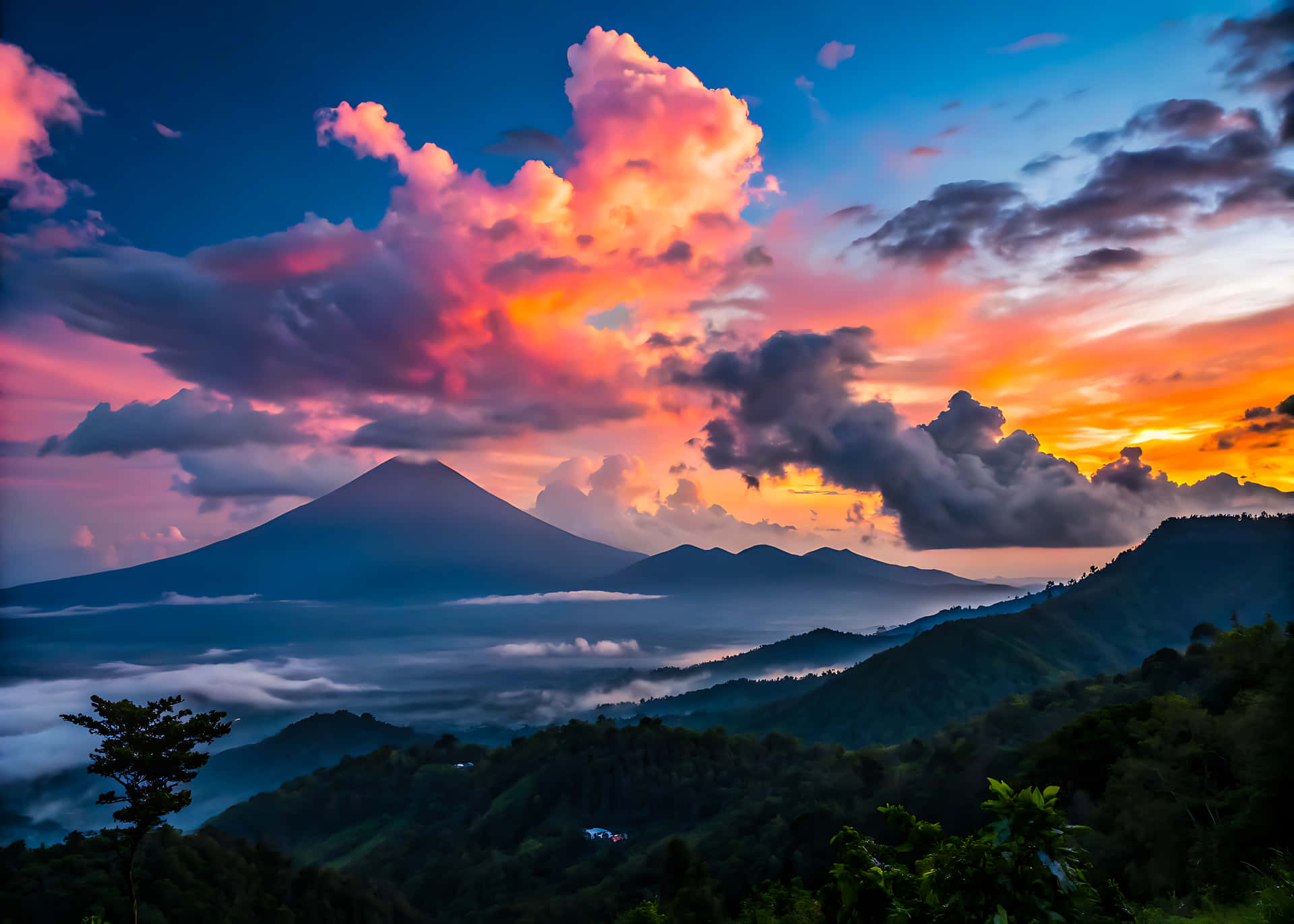 Beautiful red sunset over the blue mountains landscape with clouds 壁紙 — 黎明時分，一座雄偉的火山聳立在雲海之上，天空呈現火熱的粉紅色、橙色和深藍色。