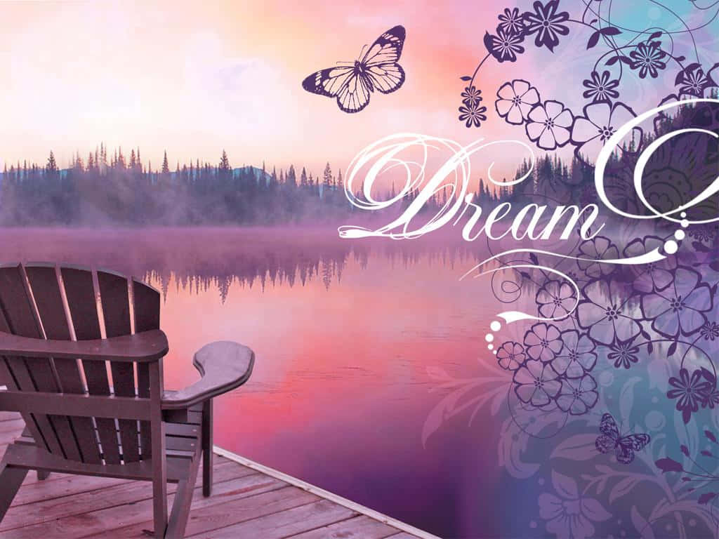 dreams 桌布 壁紙 — 黎明時分，一張木椅放在碼頭上，俯瞰霧氣瀰漫的湖泊，蝴蝶和花卉漩渦映襯著粉紫色的天空。