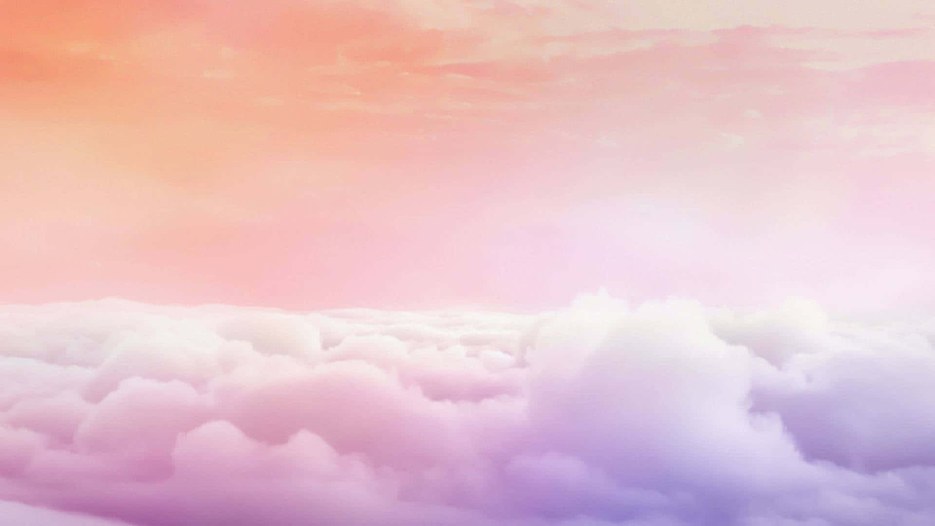 Cloud 桌布 壁紙 — 黎明時分，柔和的粉彩雲朵在蜜桃粉和薰衣草色的漸變天空下飄移。