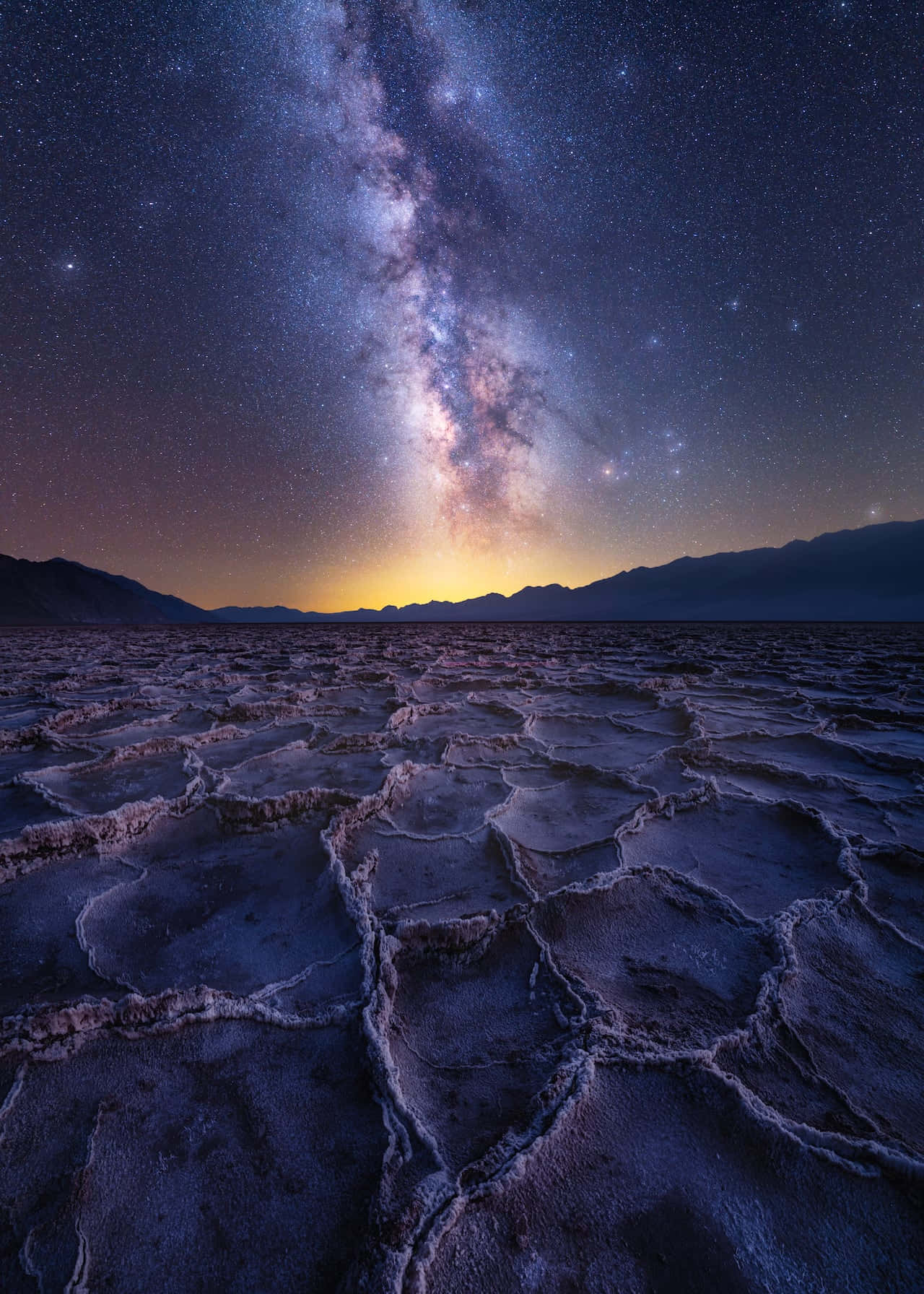 astronomy 桌布 壁紙 — 黎明時分，銀河拱跨龜裂鹽灘與遠山的星空夜空。