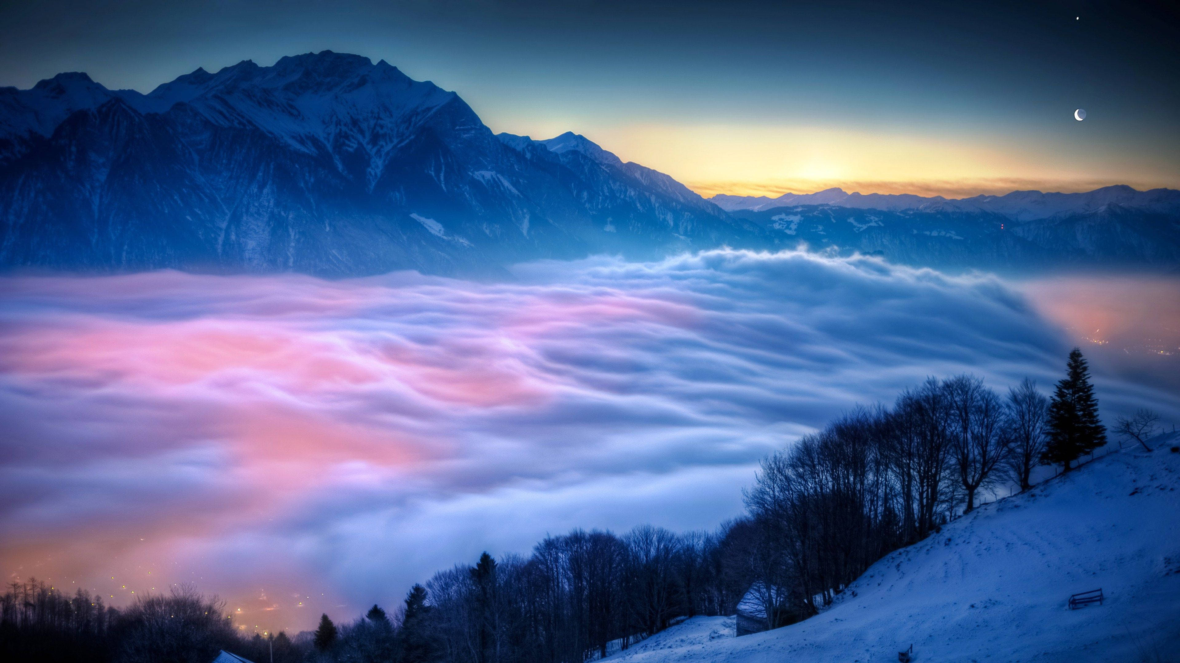 山景 桌布 壁紙 — 黎明時分，雪山在粉紅色和藍色的雲海之上聳立，可見一彎新月。