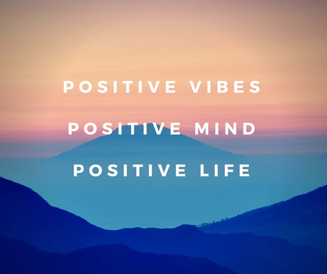 Positive 桌布 壁紙 — 黎明時分寧靜的山脈剪影，搭配漸層天空和振奮人心的文字疊加。