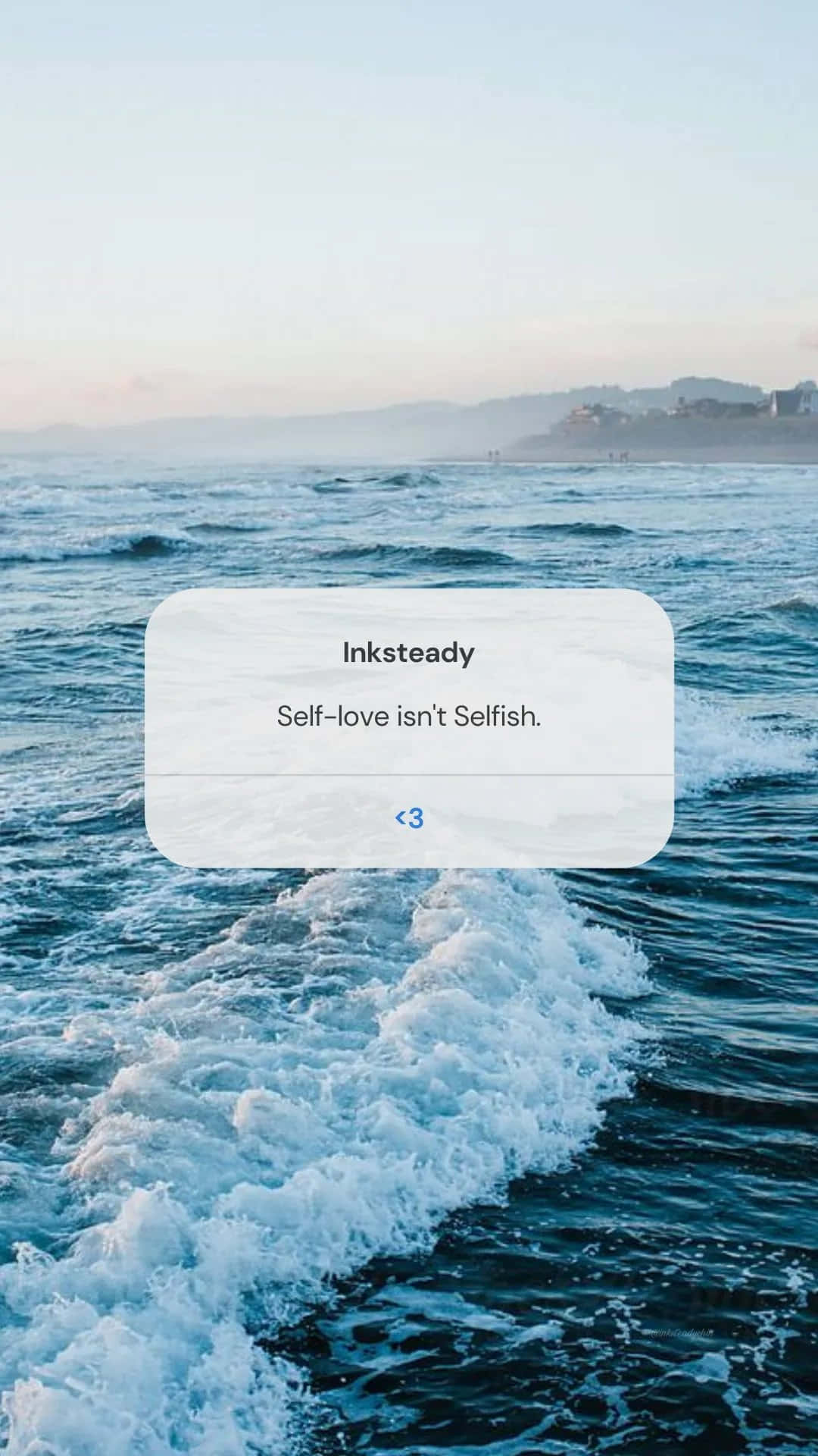 Selfish 桌布 壁紙 — 黎明時分寧靜的海景，帶有船隻的尾跡和半透明的通知覆蓋層，上面寫著「自愛並非自私。」
