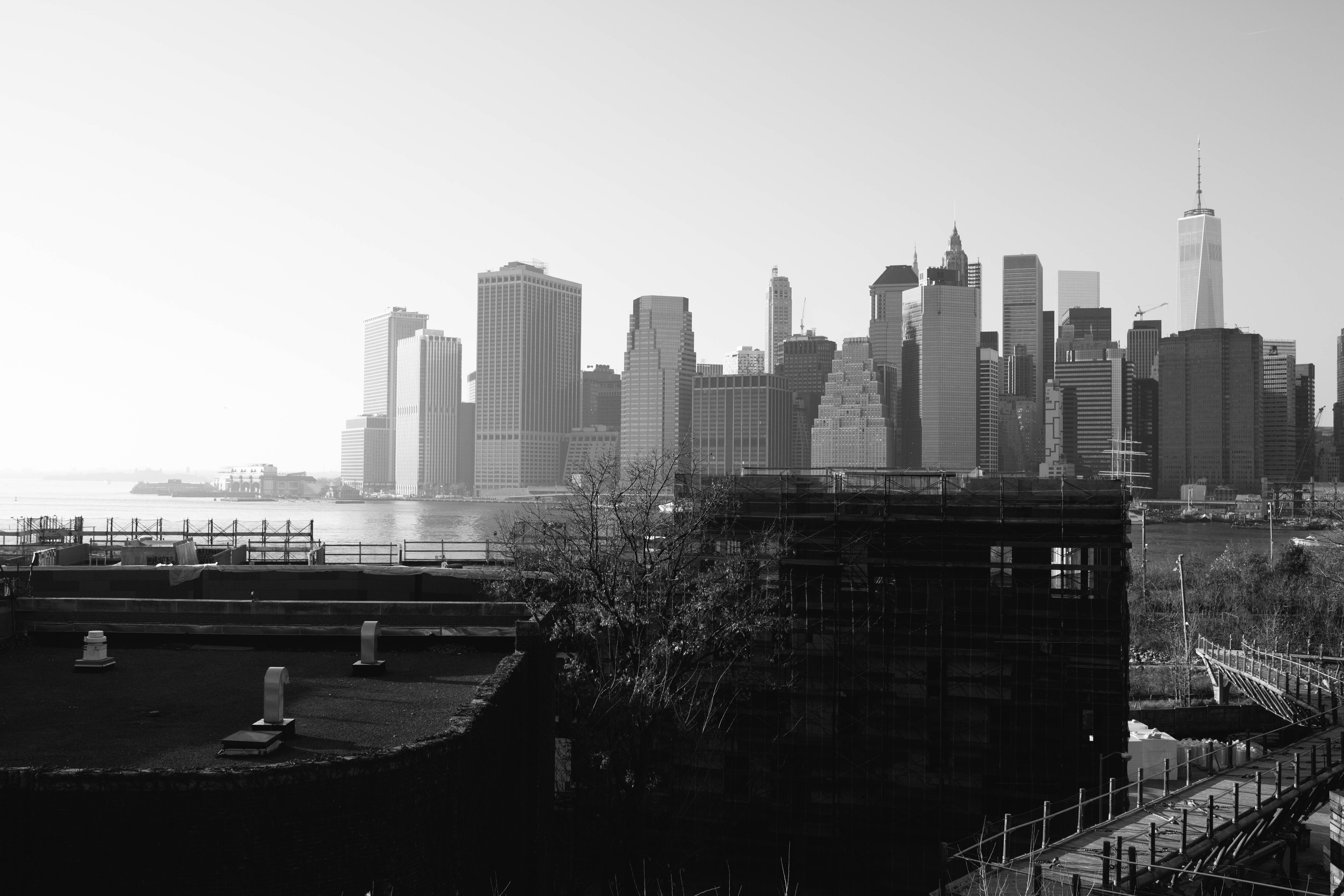 Nyc 桌布 壁紙 — 黎明時分從屋頂觀看的紐約天際線單色城市景觀，包括摩天大樓和海濱。