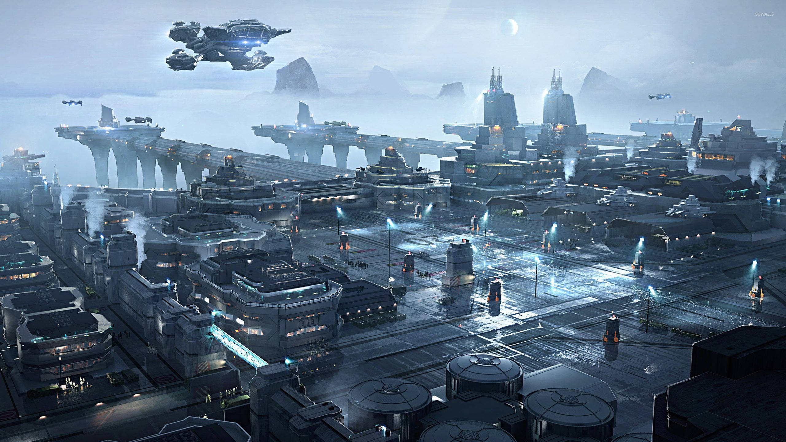 Star Citizen 桌布 壁紙 — 黎明時分的未來城市景觀，飛船懸浮在金屬摩天大樓之上，遠處是霧氣繚繞的山脈。