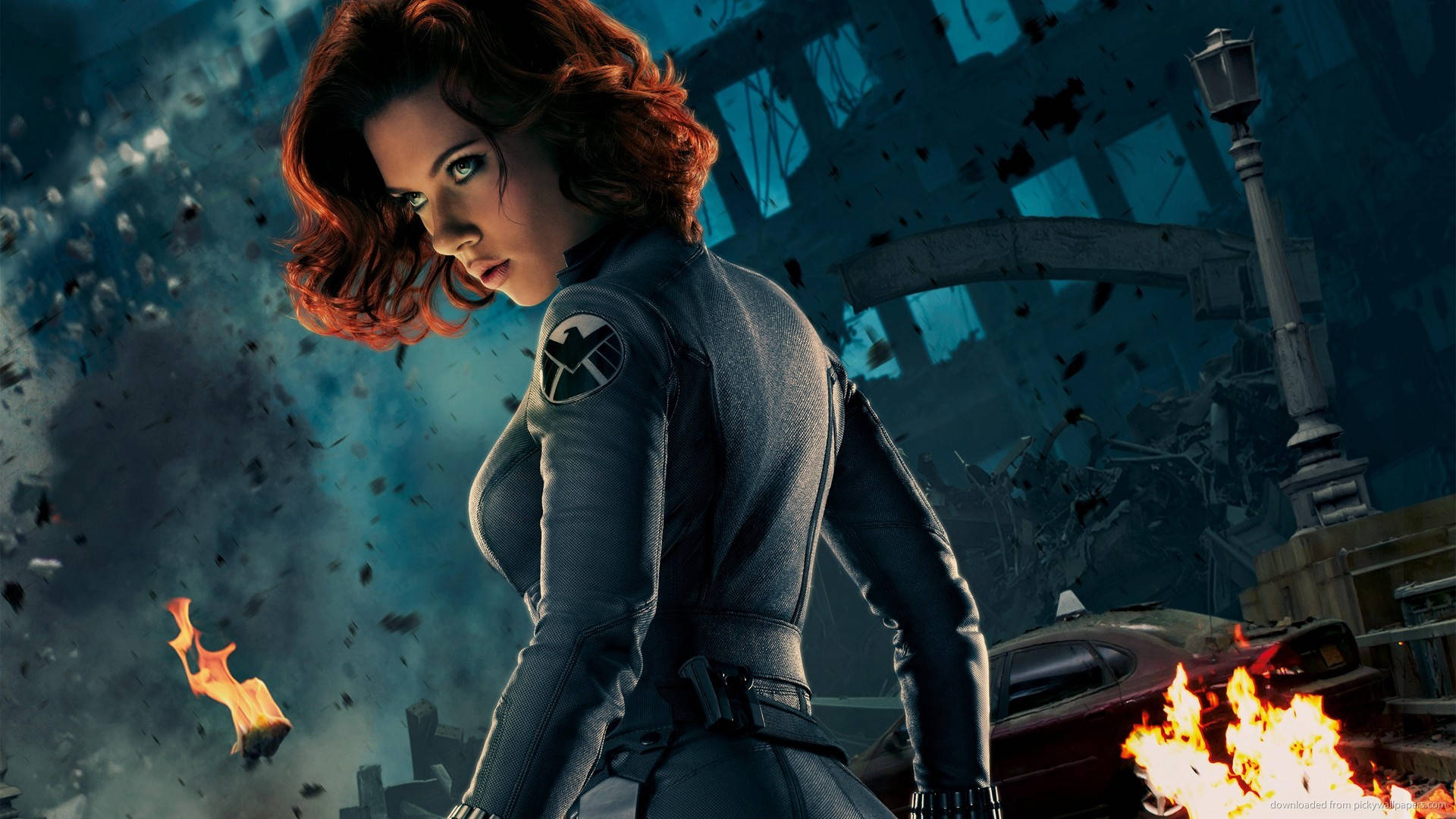 Scarlett Johansson Black Widow 桌布 壁紙 — 黑寡婦佇立在廢墟城市景觀中，火焰與碎片在她銳利的目光周圍盤旋。