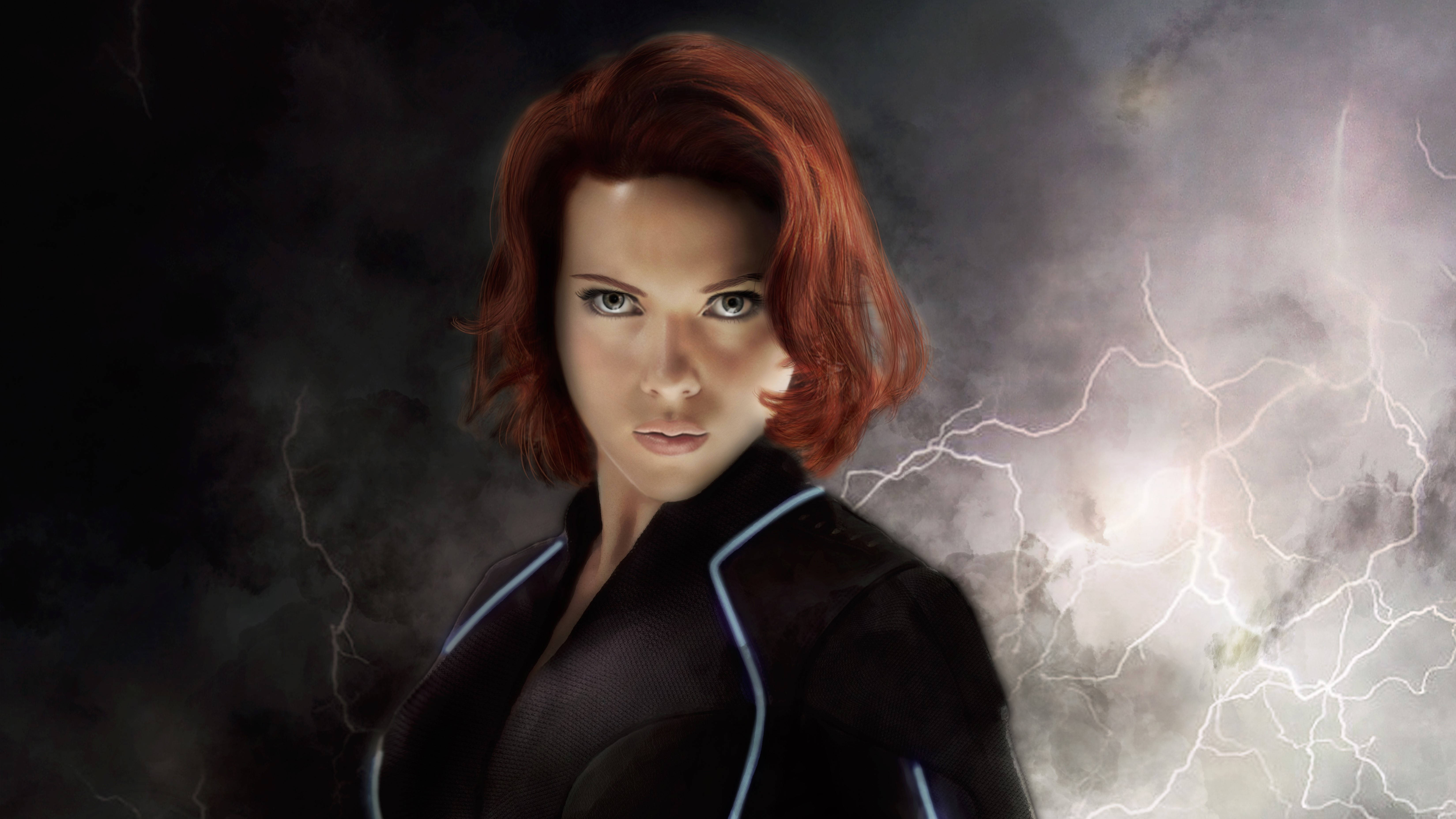 Scarlett Johansson Black Widow 桌布 壁紙 — 黑寡婦在暴風雨背景下蓄勢待發，劈啪作響的閃電照亮了她堅定的表情。
