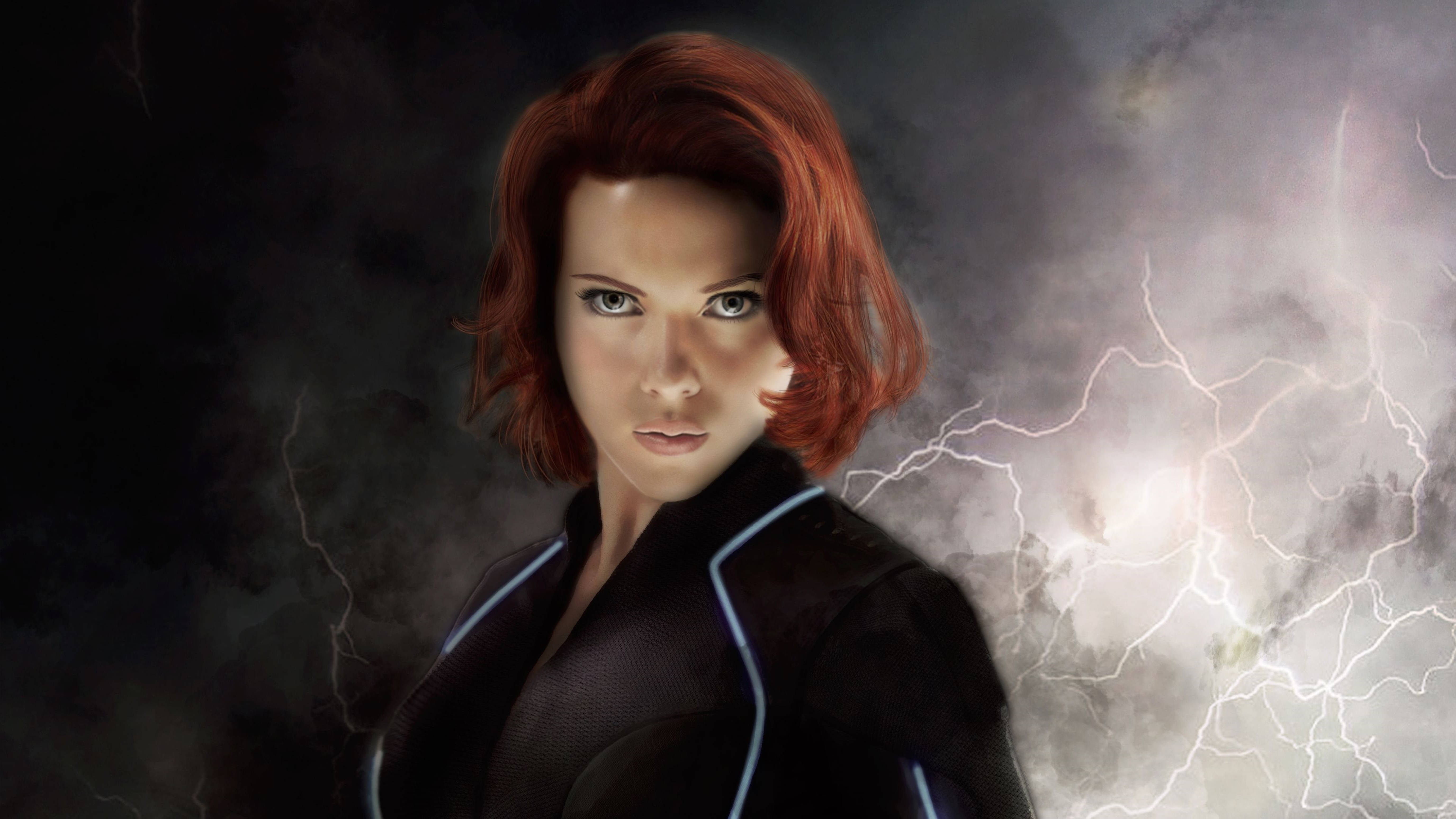 Black Widow 桌布 壁紙 — 黑寡婦在雷電交加的暴風雨中蓄勢待發，她的紅髮和黑色戰衣閃爍著電能。