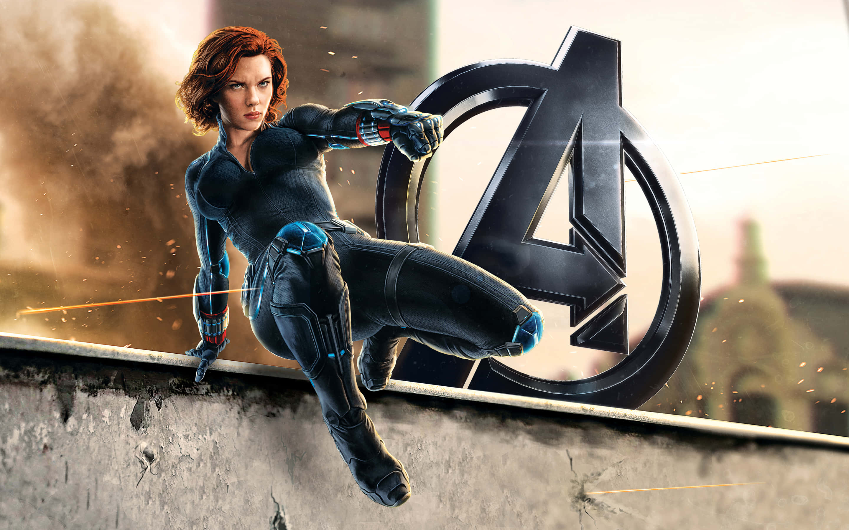 Natasha Romanoff 桌布 壁紙 — 黑寡婦穿著時尚黑色緊身衣蹲在屋頂上，復仇者聯盟標誌旁火花四濺，背景是 gritty 的城市環境。