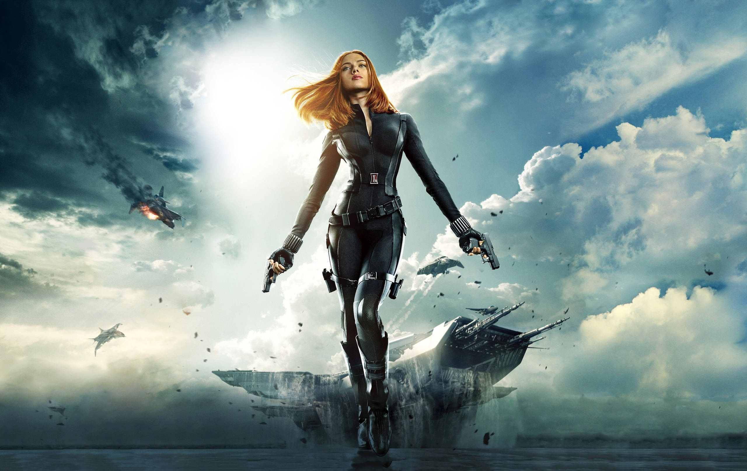 Scarlett Johansson Black Widow 桌布 壁紙 — 黑寡婦自信地走過風暴天空，戰鬥機和碎片在她周圍飛舞。