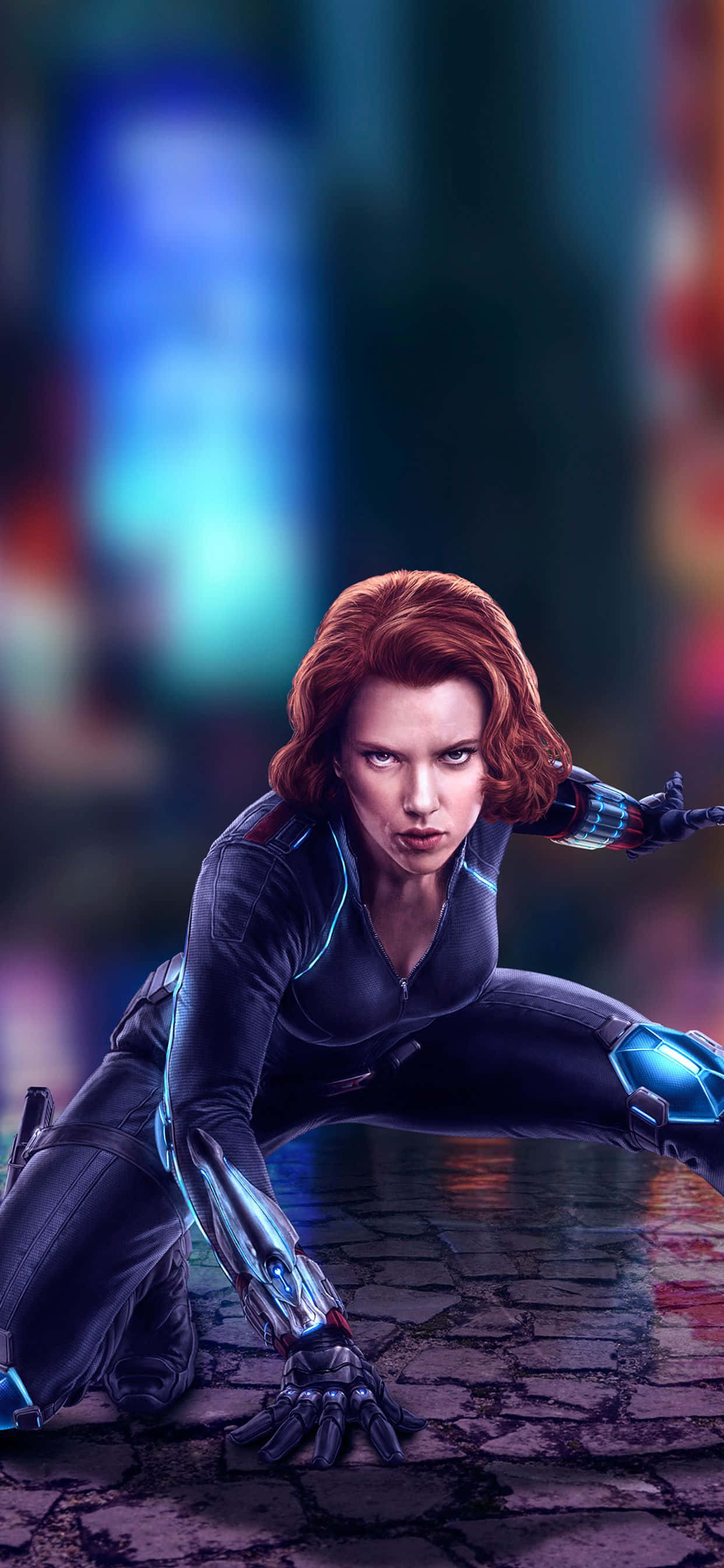 Black Widow iPhone 桌布 壁紙 — 黑寡婦蹲在霓虹燈照亮的城市街道上，身穿標誌性黑色套裝，帶有發光藍色科技裝飾。