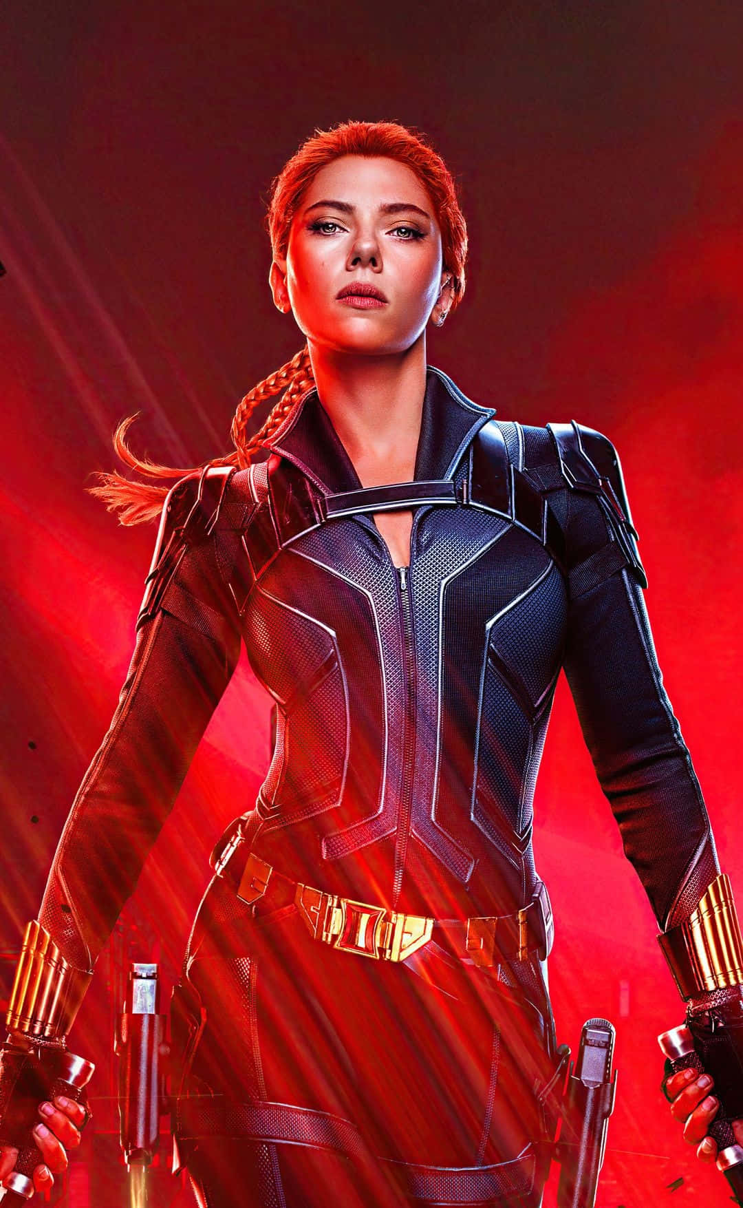 Black Widow iPhone 桌布 壁紙 — 黑寡婦身穿戰術服，在發光的紅色背景下，手持武器，神情專注地擺出姿勢。