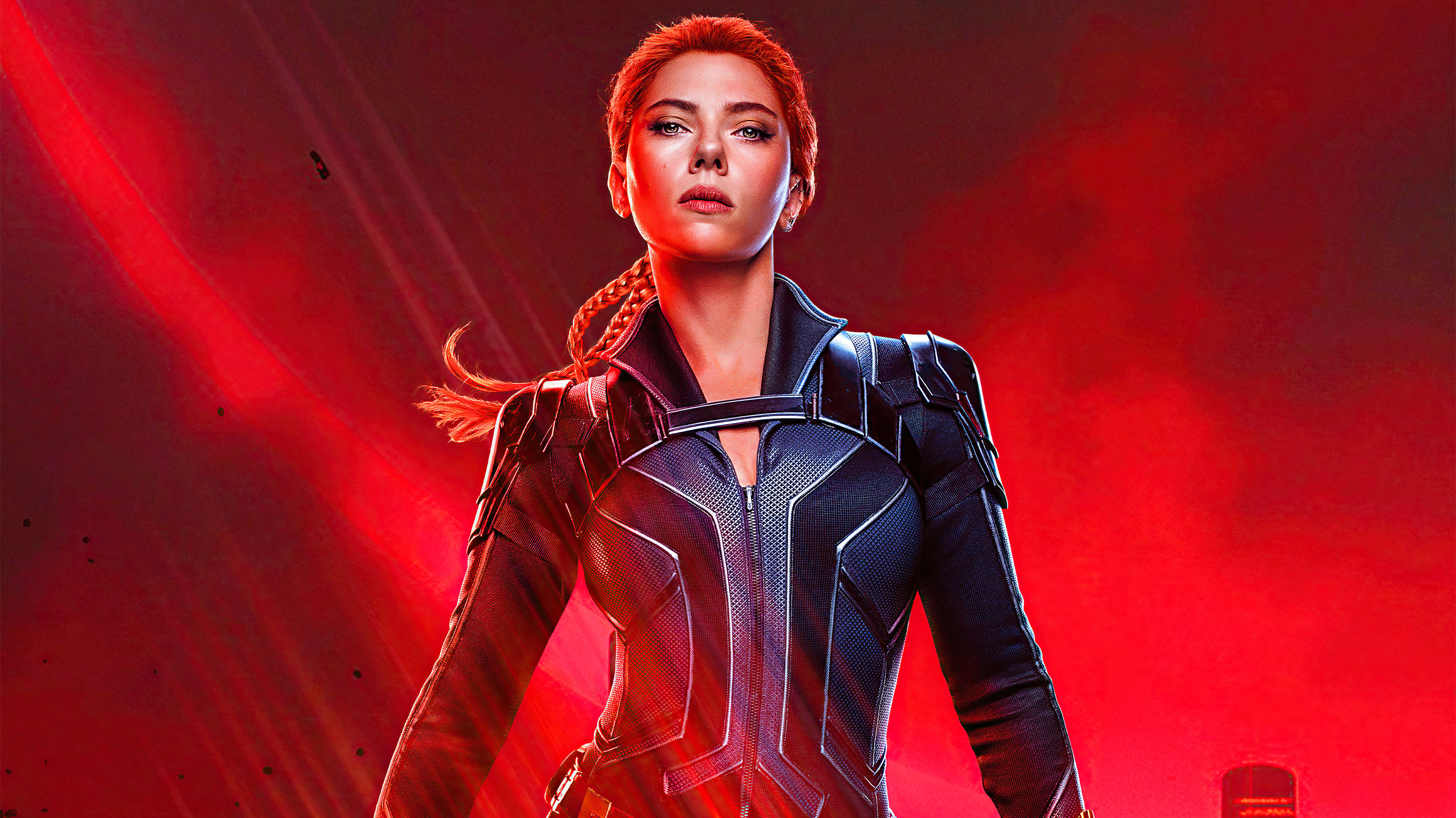 Scarlett Johansson Black Widow 桌布 壁紙 — 黑寡婦身穿時尚黑色套裝，在戲劇性的紅色燈光背景和發光條紋中擺出姿勢。