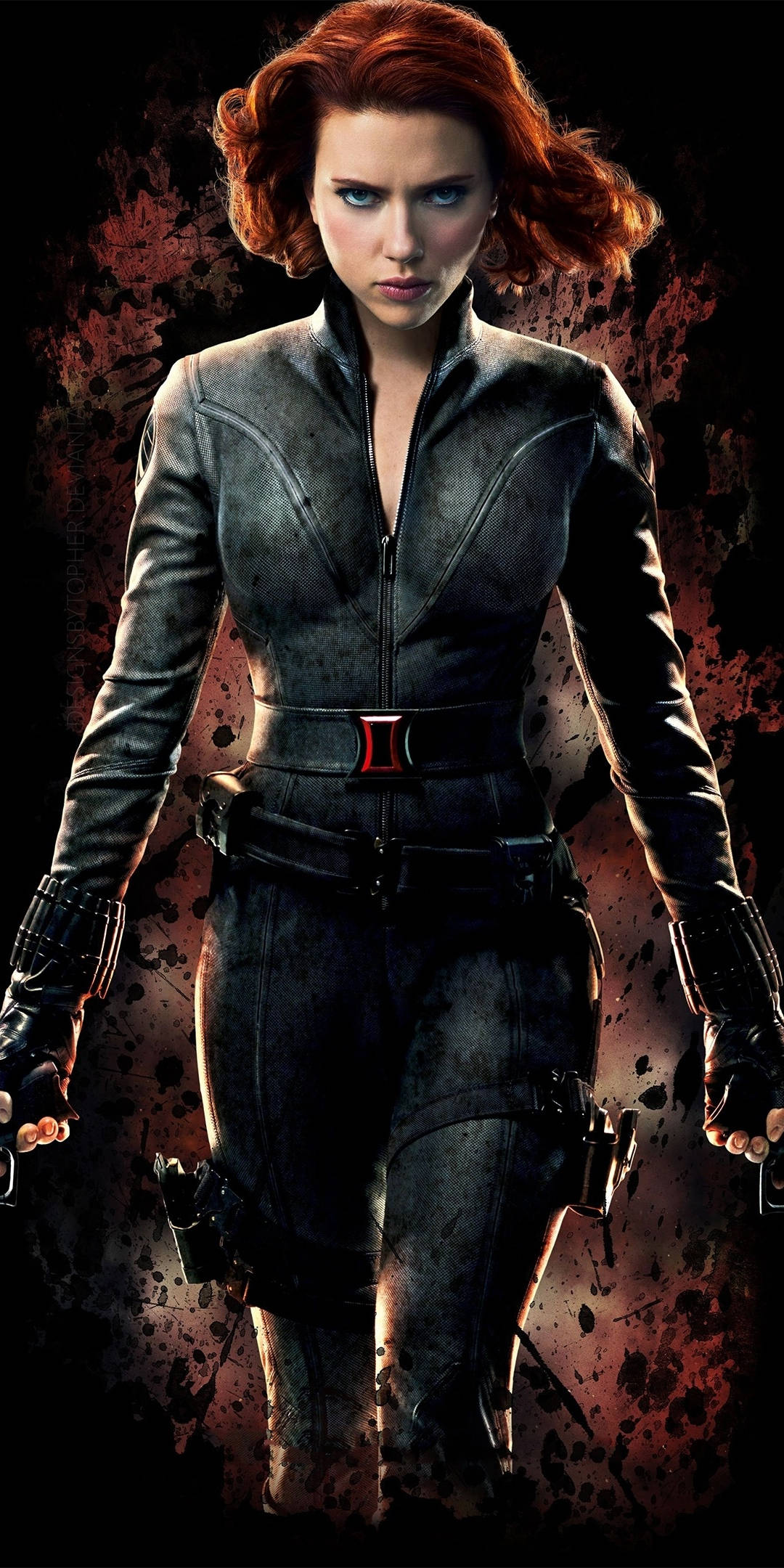 Scarlett Johansson Black Widow 桌布 壁紙 — 黑寡婦身穿深色戰術服，站在濺滿紅色和黑色的背景前，擺出姿勢。