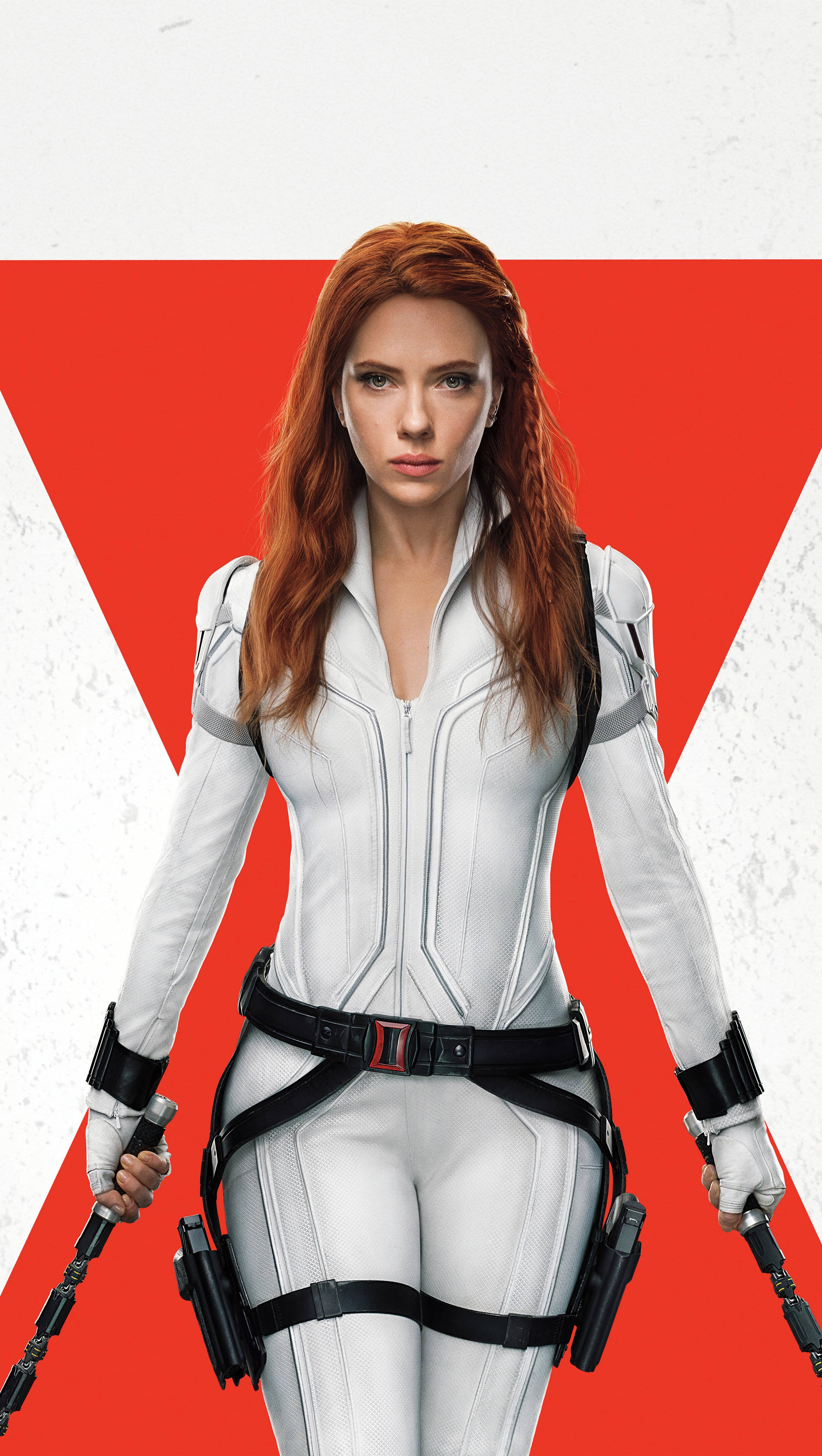 Scarlett Johansson Black Widow 桌布 壁紙 — 黑寡婦身穿白色戰術服，站在大膽的紅白三角形背景前。
