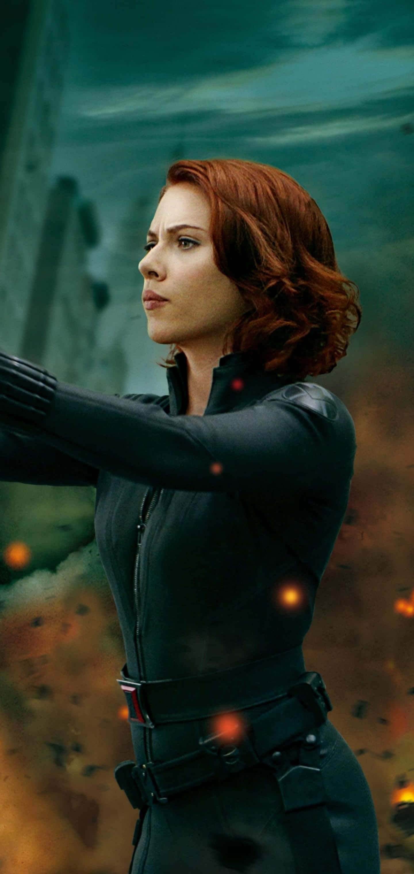 Natasha Romanoff 桌布 壁紙 — 黑寡婦身穿黑色戰術服，在烈火爆炸中帶著堅定的表情向前瞄準。
