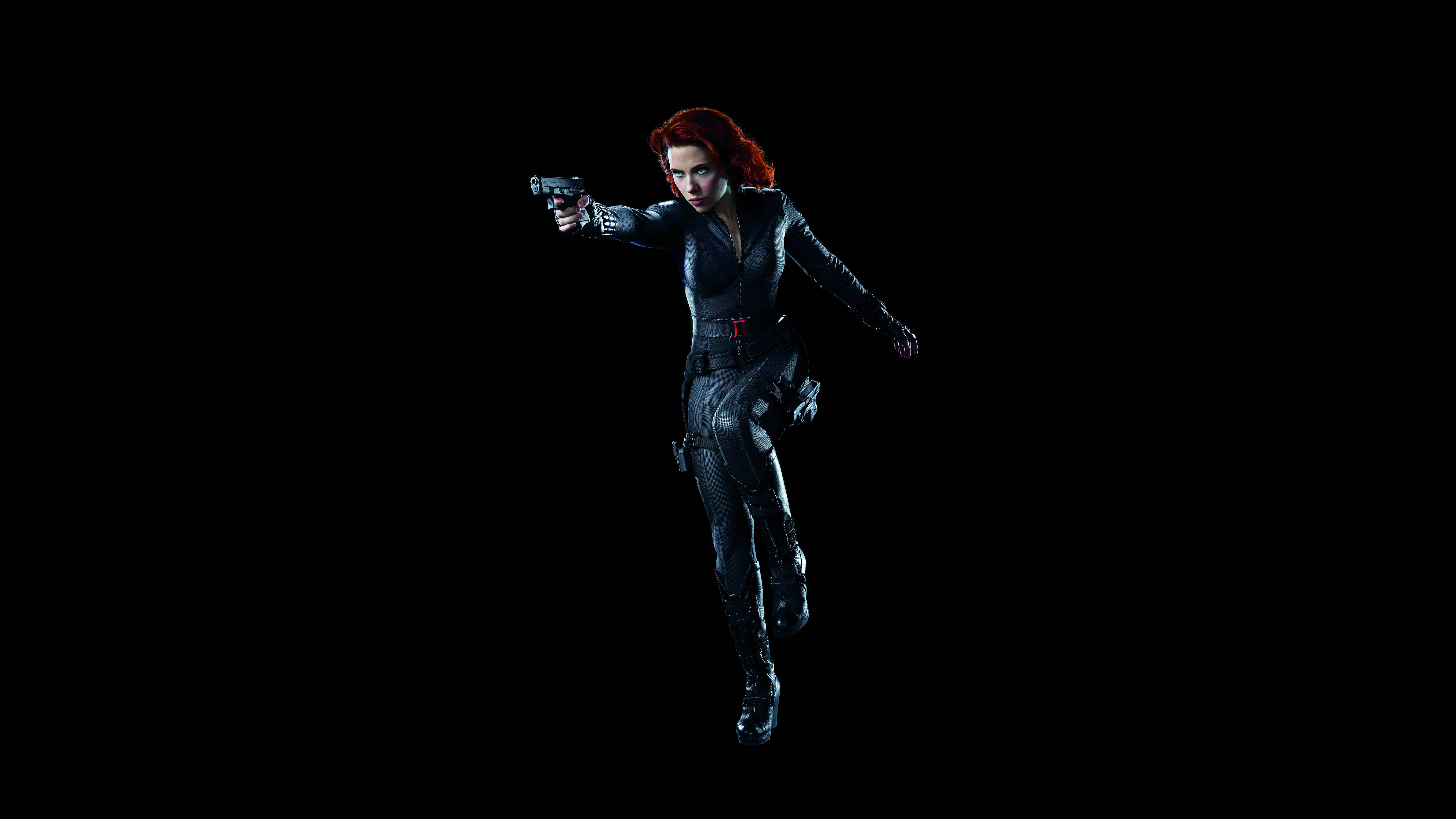 Scarlett Johansson Black Widow 桌布 壁紙 — 黑寡婦身穿黑色戰術服，在純黑背景下舉槍瞄準，紅髮在聚光燈下閃耀。
