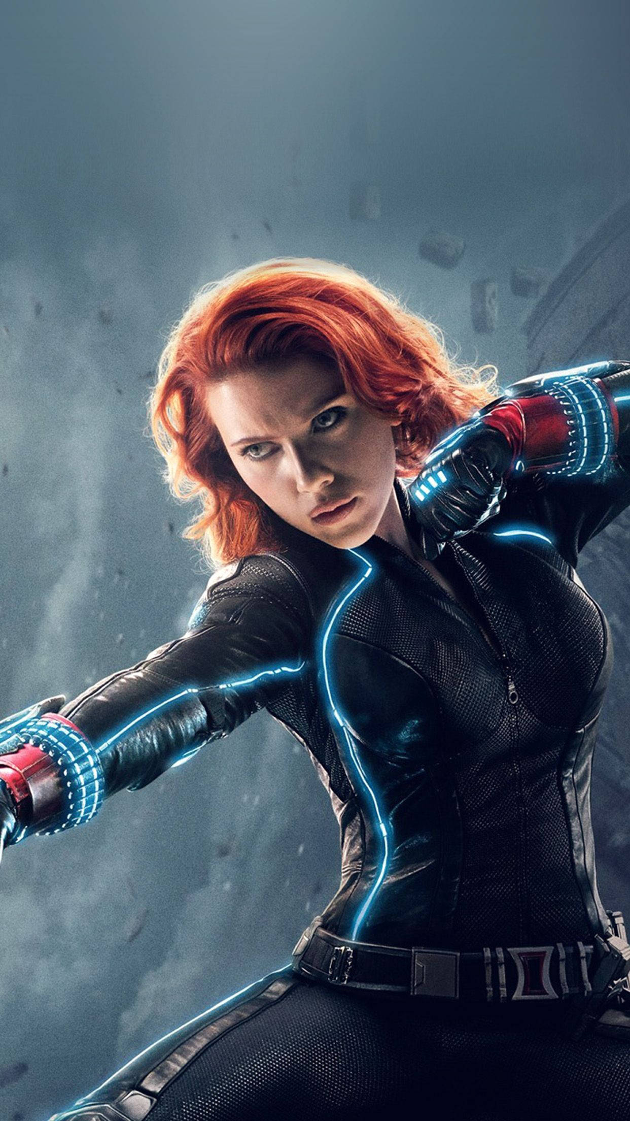 avengers android 桌布 壁紙 — 黑寡婦身穿黑色戰術服，帶有發光的藍色能量線，在煙霧瀰漫的灰色戰場上擺出兇猛的姿勢。