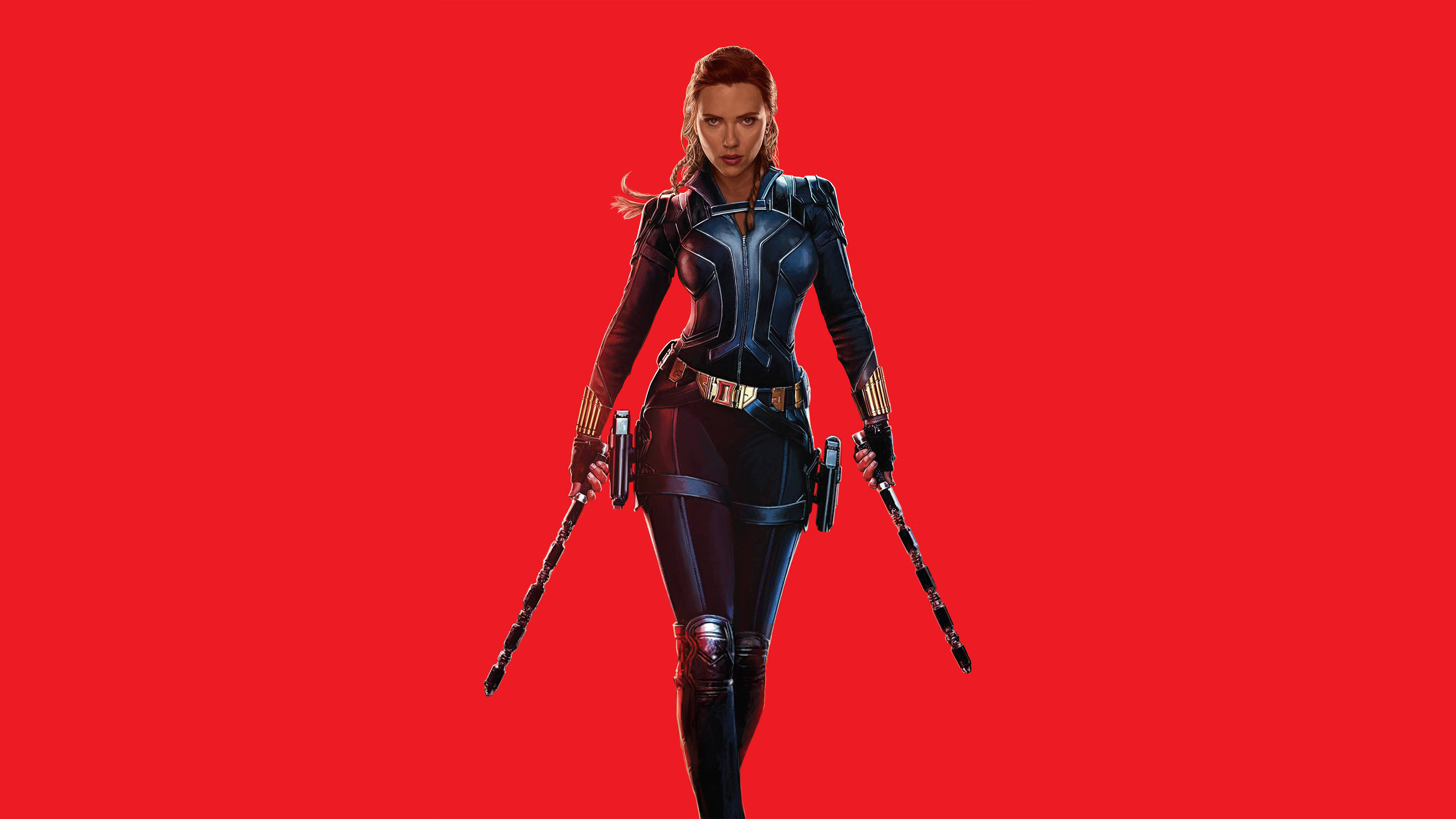 Scarlett Johansson Black Widow 桌布 壁紙 — 黑寡婦身穿黑色戰術裝備，手持雙棍，站在大膽的紅色背景前。