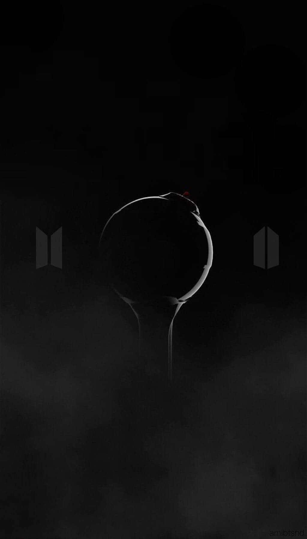 Bts Army Bomb 桌布 壁紙 — 黑暗中人物頭部的極簡剪影，帶有微弱發光的眼睛和背景中微弱的BTS標誌。