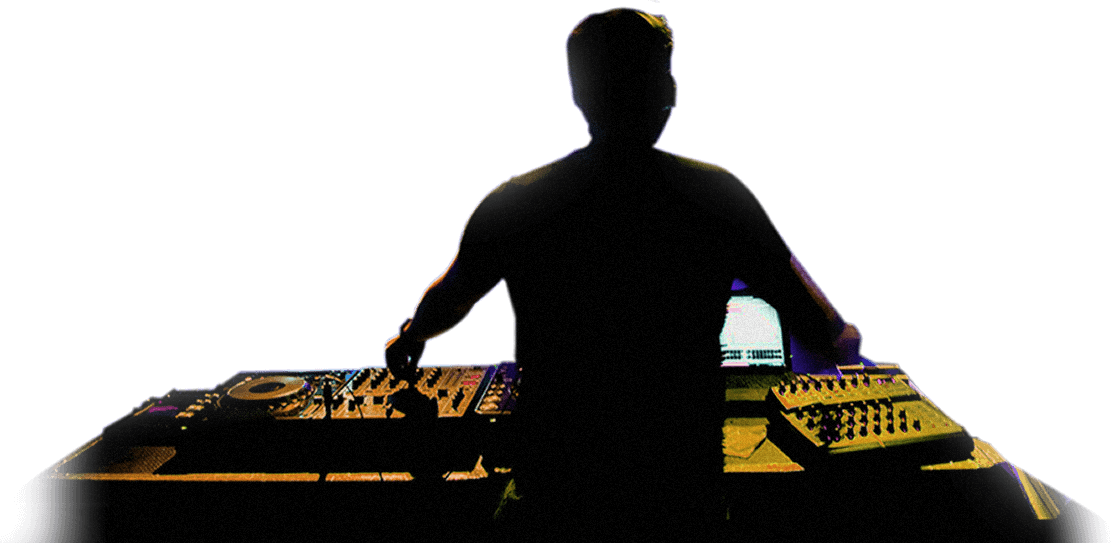 DJ 桌布 壁紙 — 黑暗俱樂部中，霓虹燈下，DJ 在發光的唱盤和混音器後的剪影。