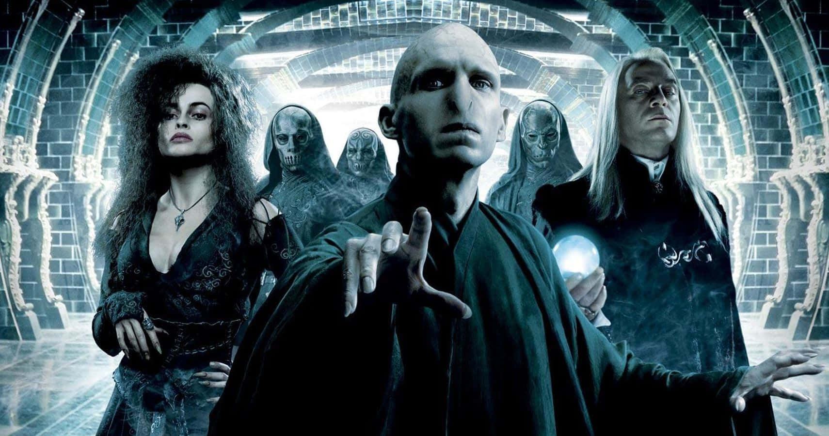 Death Eaters 桌布 壁紙 — 黑暗奇幻場景，佛地魔與食死人在哥德式石室中，周圍有發光符文。