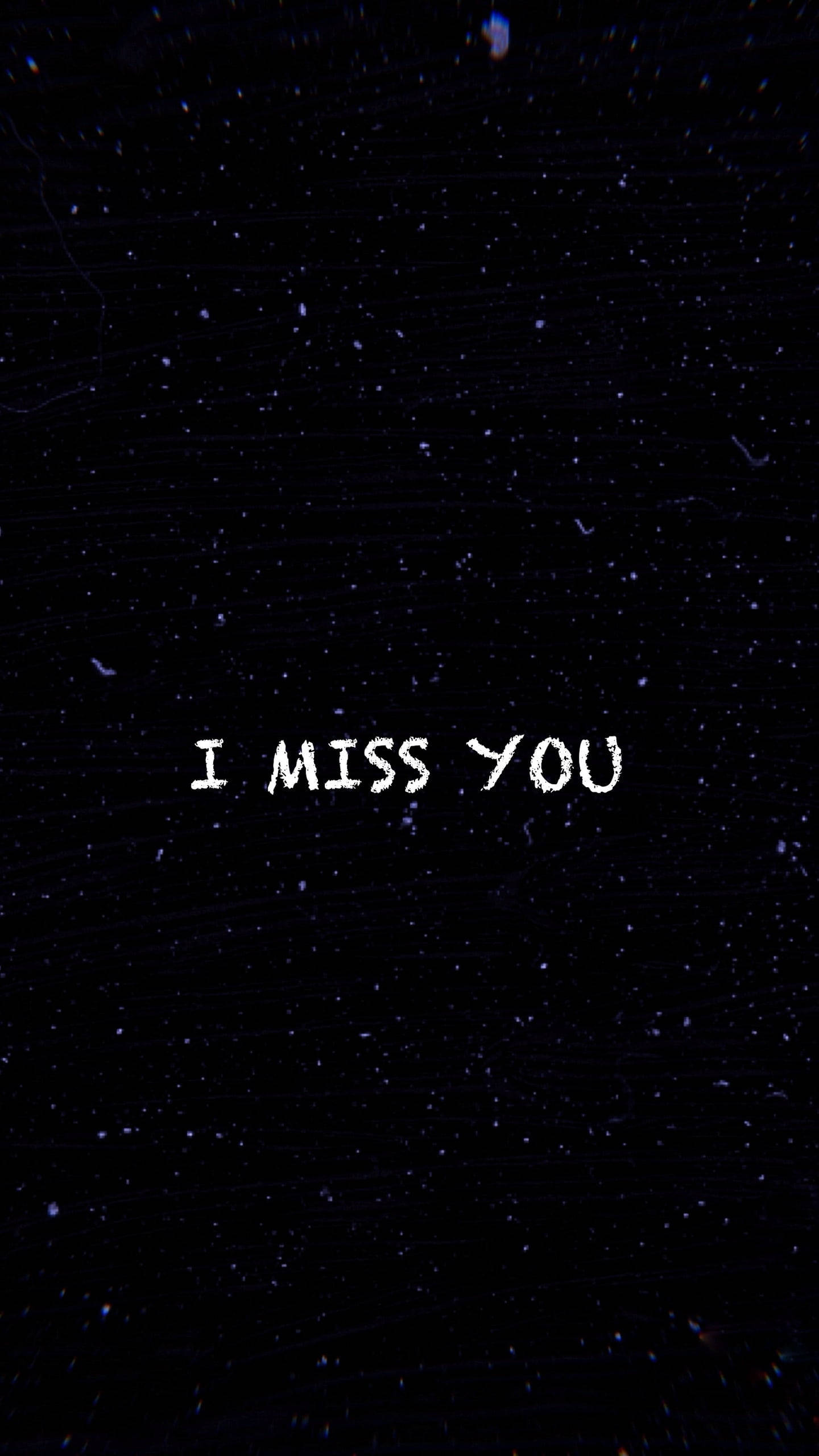 我想你 桌布 壁紙 — 黑暗星空背景，帶有白色像素化文字「I MISS YOU」，置於粗糙紋理背景上。
