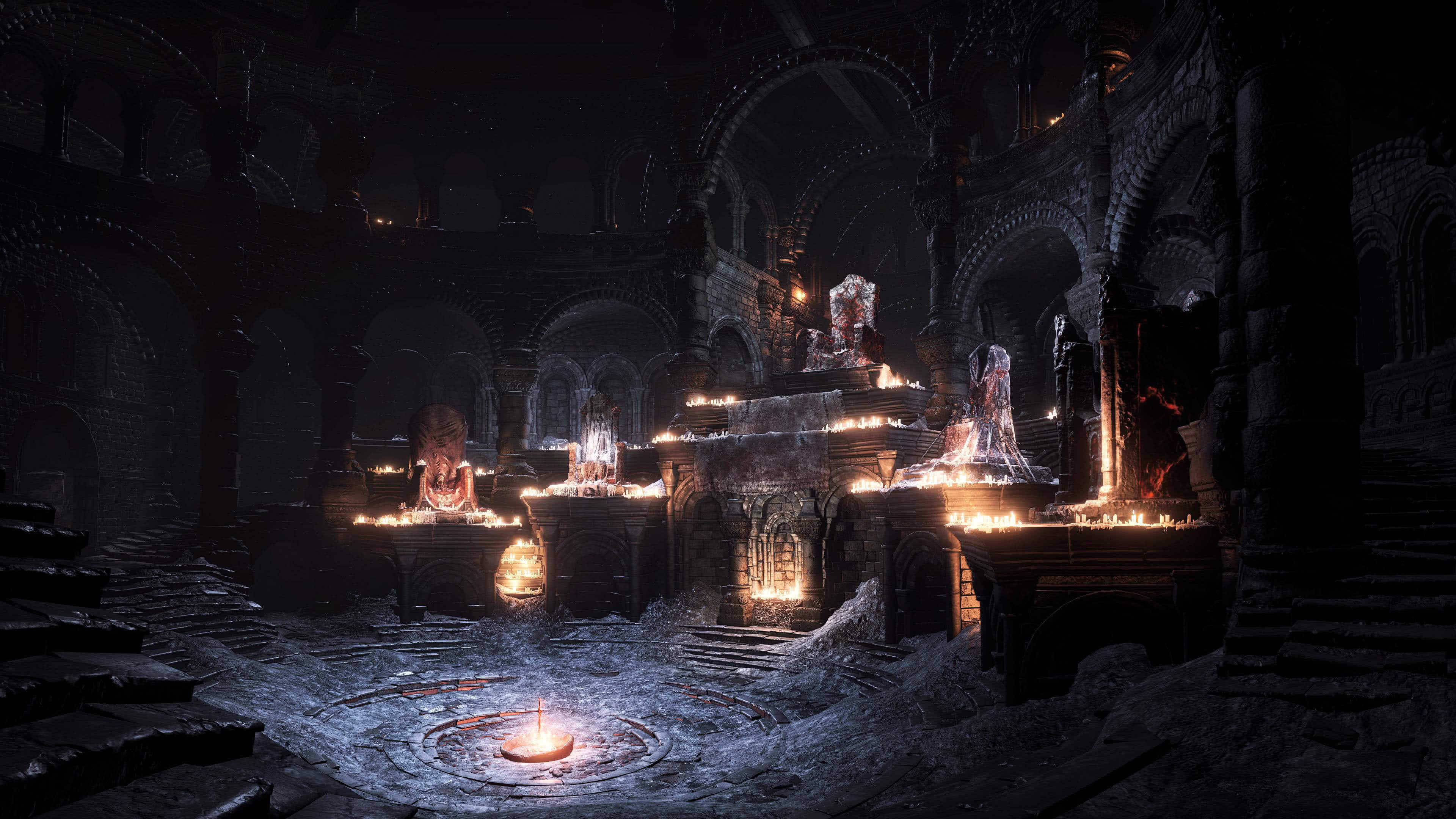 dark souls 4K 桌布 壁紙 — 黑暗的哥德式大教堂內部，燭光閃爍，照亮拱形天花板下的古老石製祭壇和雕像。