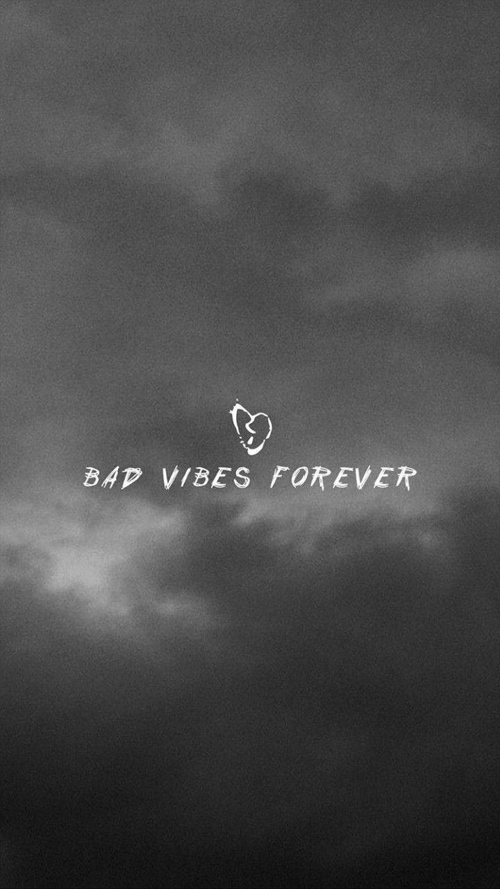 xxxtentacion 美學 桌布 壁紙 — 黑暗的暴風雲在頭頂籠罩，白色文字寫著bad vibes forever和一個破碎的心符號。