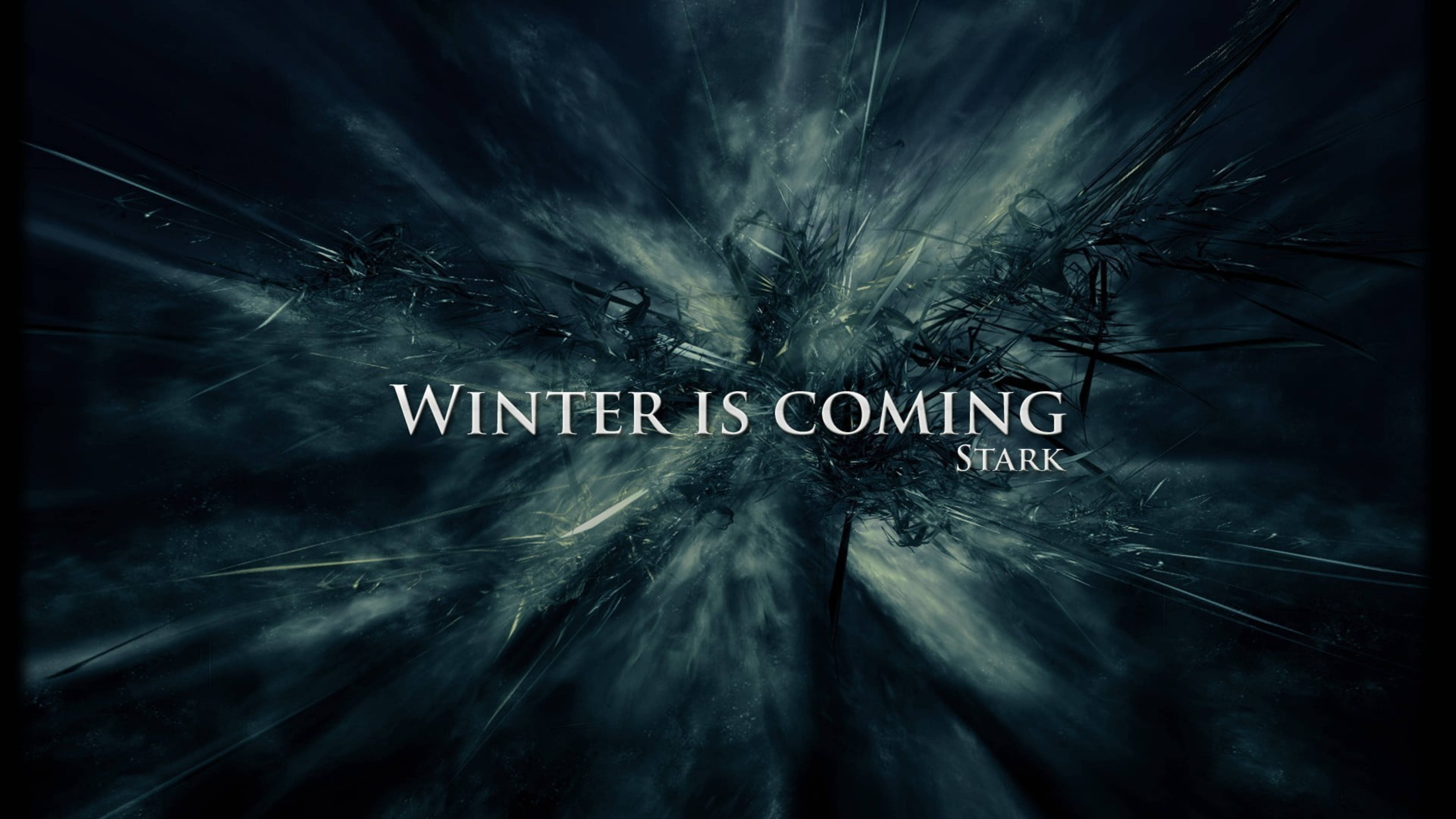 House Stark 桌布 壁紙 — 黑暗的碎玻璃效果從中心輻射，文字「Winter is Coming Stark」以白色顯示在暴風雨般的藍灰色背景上。