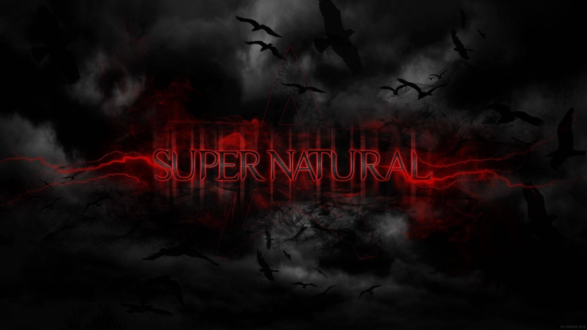 超自然 桌布 壁紙 — 黑暗的風暴雲圍繞著發光的紅色「SUPER NATURAL」文字旋轉，剪影鳥群飛過不祥的天空。
